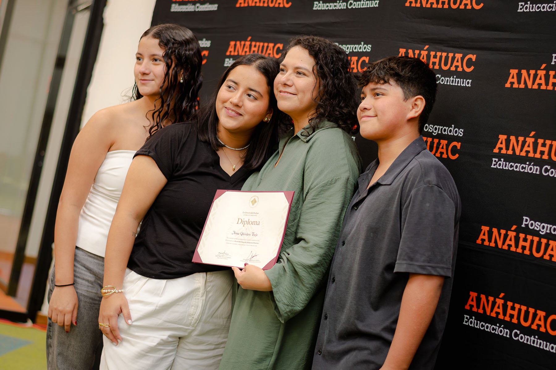 65 / 76 - Clausura de los Diplomados en Desarrollo Integral, en Duelo y Resiliencia y en Diseño