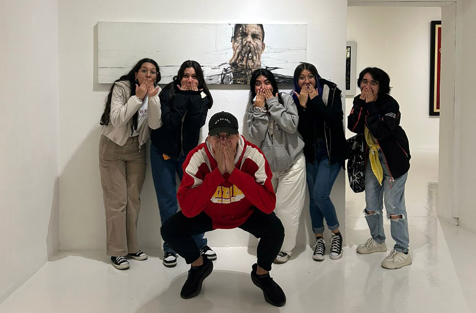 1 / 19 - Estudiantes de Diseño Gráfico en el Encuentro Ecos Creativos de la Bienal Internacional