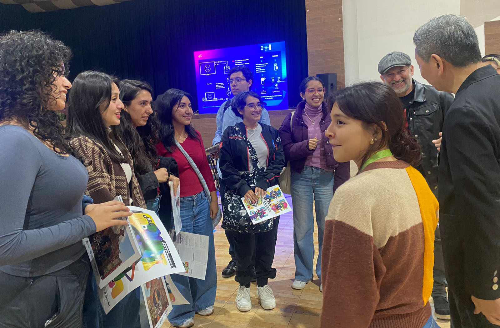 4 / 19 - Estudiantes de Diseño Gráfico en el Encuentro Ecos Creativos de la Bienal Internacional
