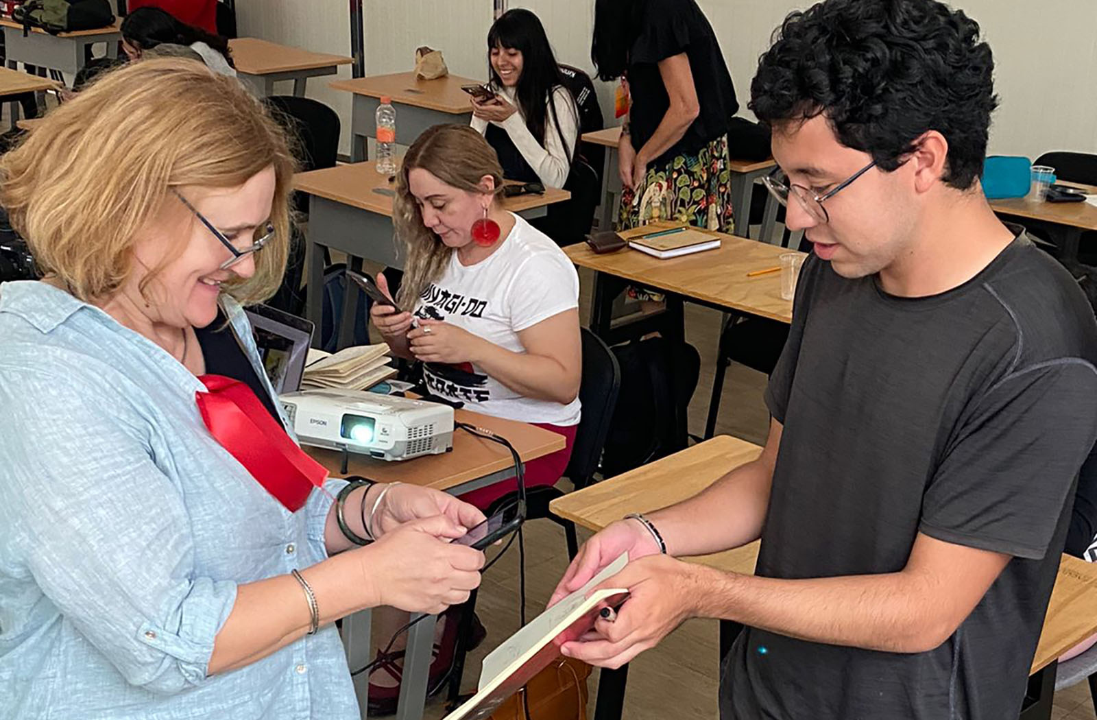 8 / 19 - Estudiantes de Diseño Gráfico en el Encuentro Ecos Creativos de la Bienal Internacional