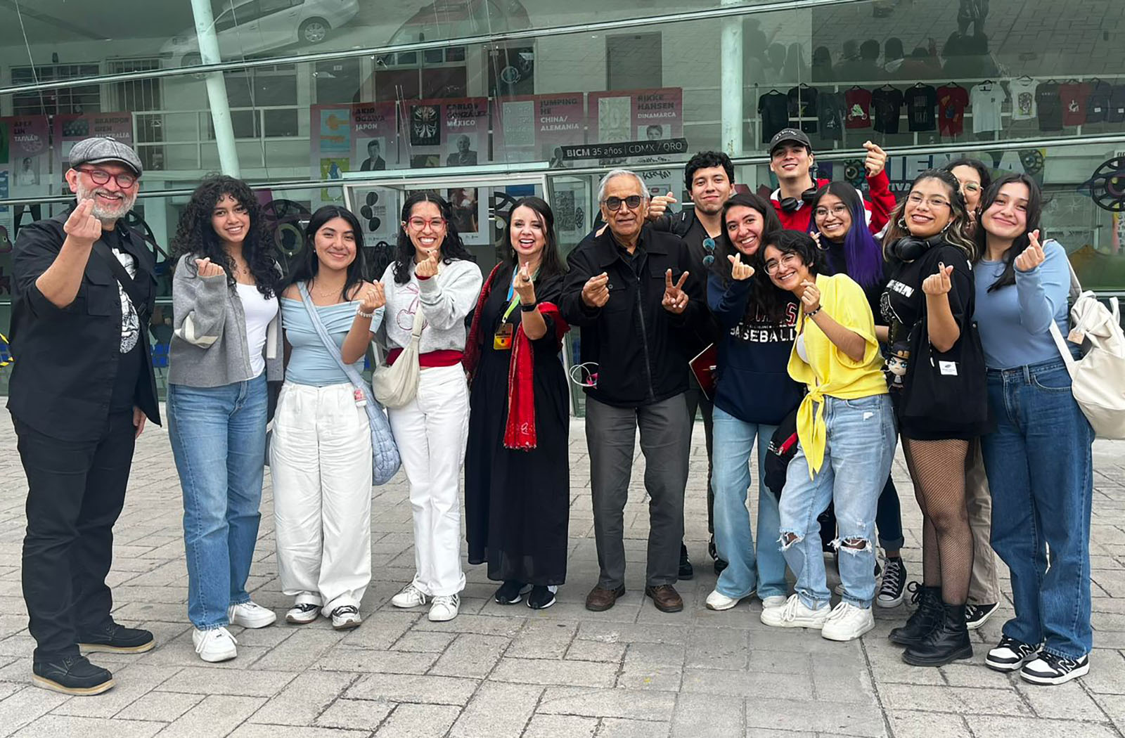 19 / 19 - Estudiantes de Diseño Gráfico en el Encuentro Ecos Creativos de la Bienal