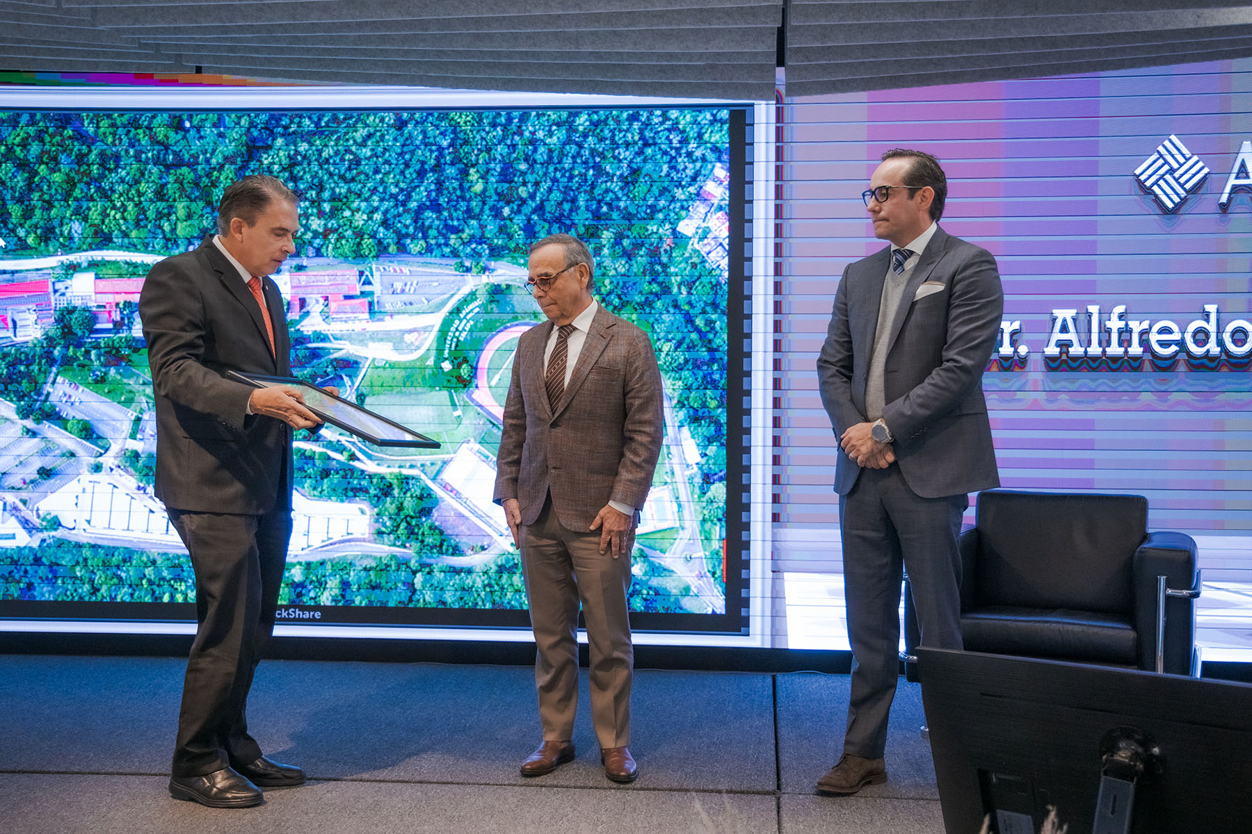 35 / 82 - Homenaje al Dr. Alfredo Chedraui Obeso, Presidente Fundador y Vitalicio de Nuestra