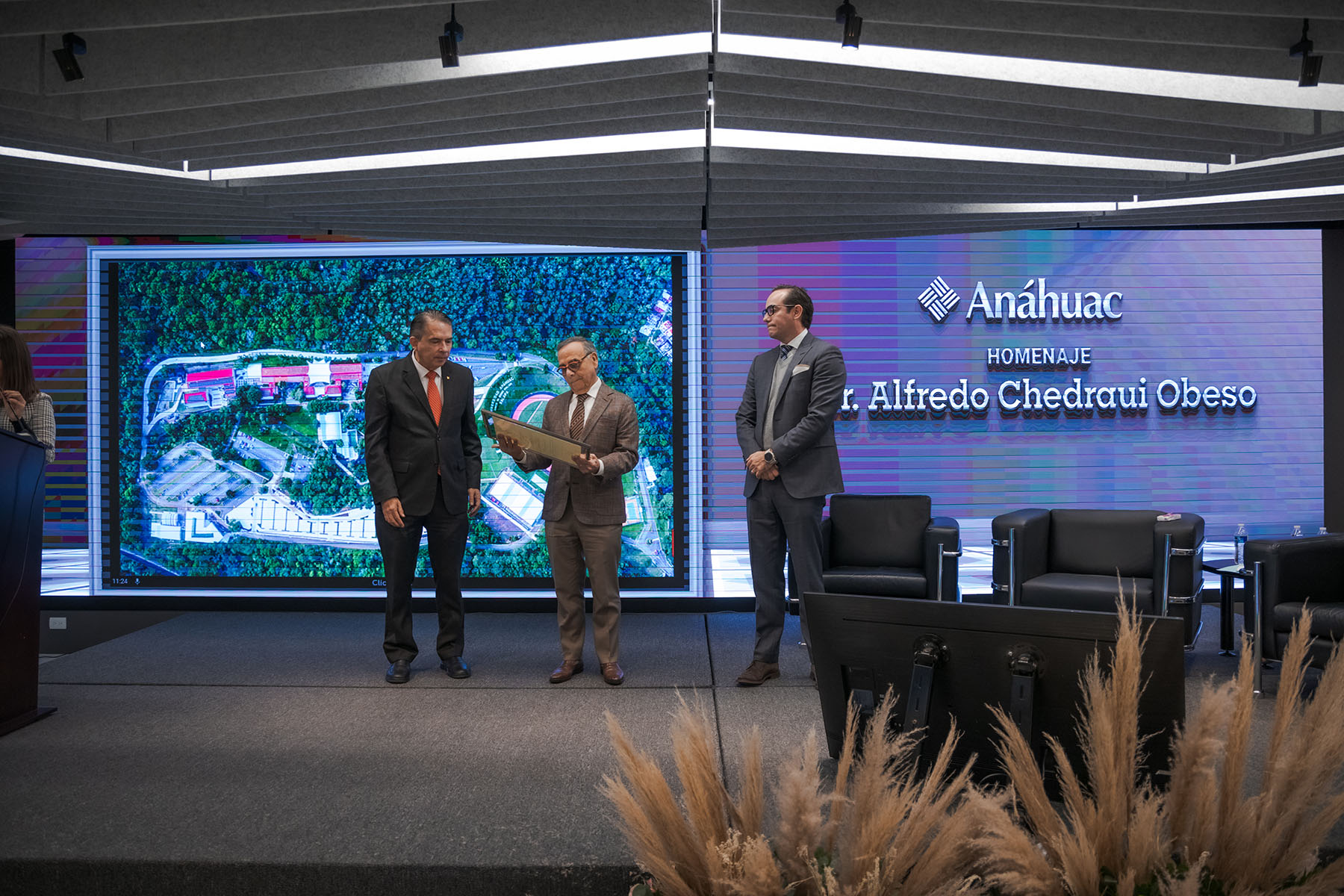 36 / 82 - Homenaje al Dr. Alfredo Chedraui Obeso, Presidente Fundador y Vitalicio de Nuestra