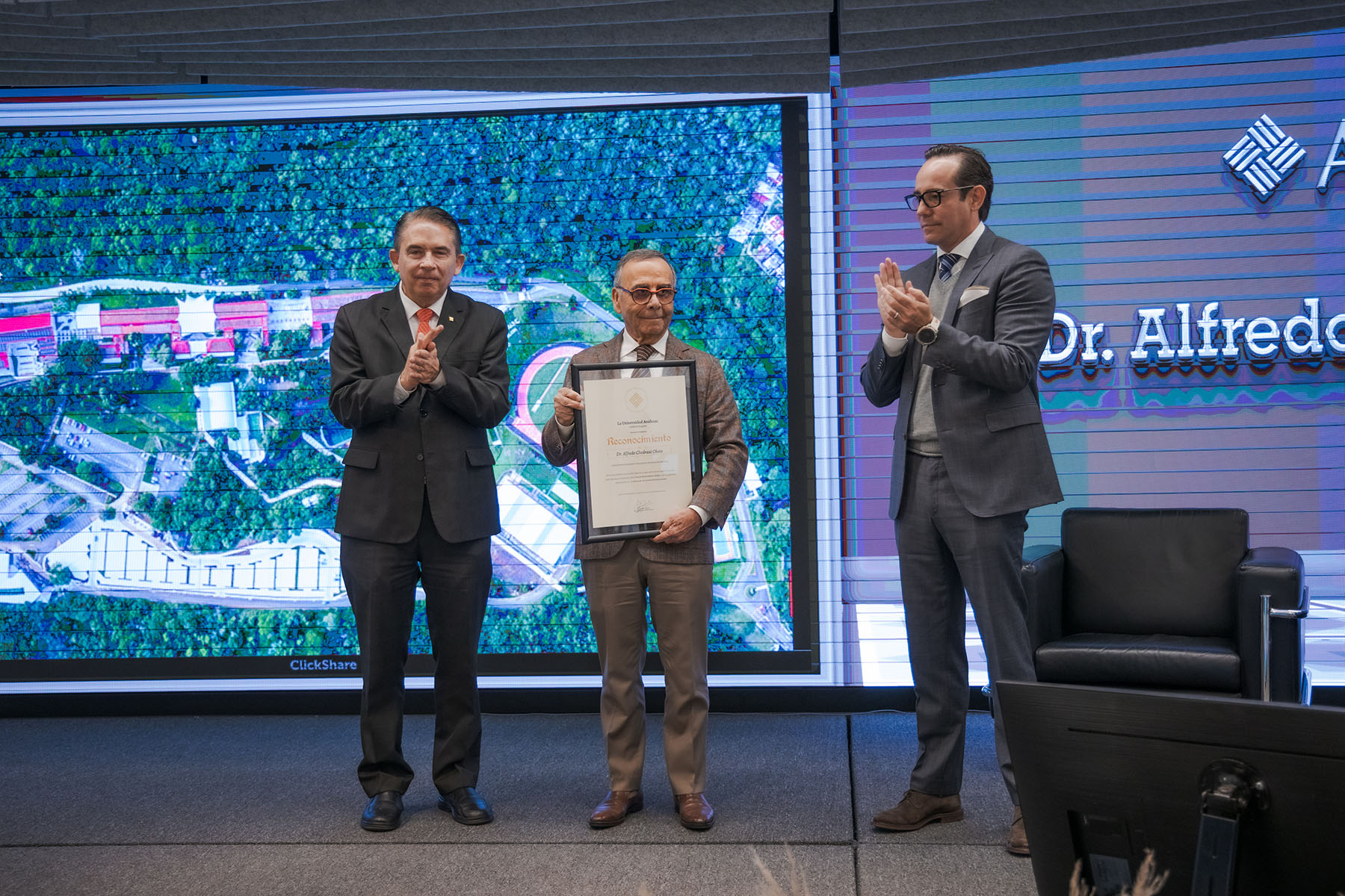38 / 82 - Homenaje al Dr. Alfredo Chedraui Obeso, Presidente Fundador y Vitalicio de Nuestra