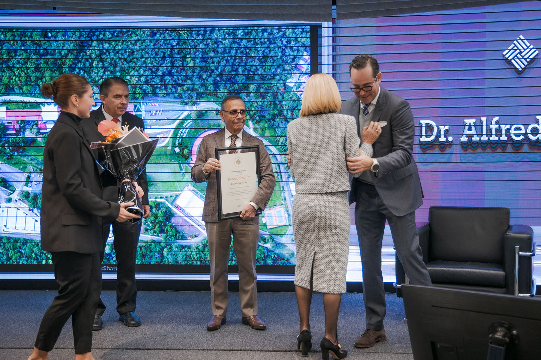 39 / 82 - Homenaje al Dr. Alfredo Chedraui Obeso, Presidente Fundador y Vitalicio de Nuestra