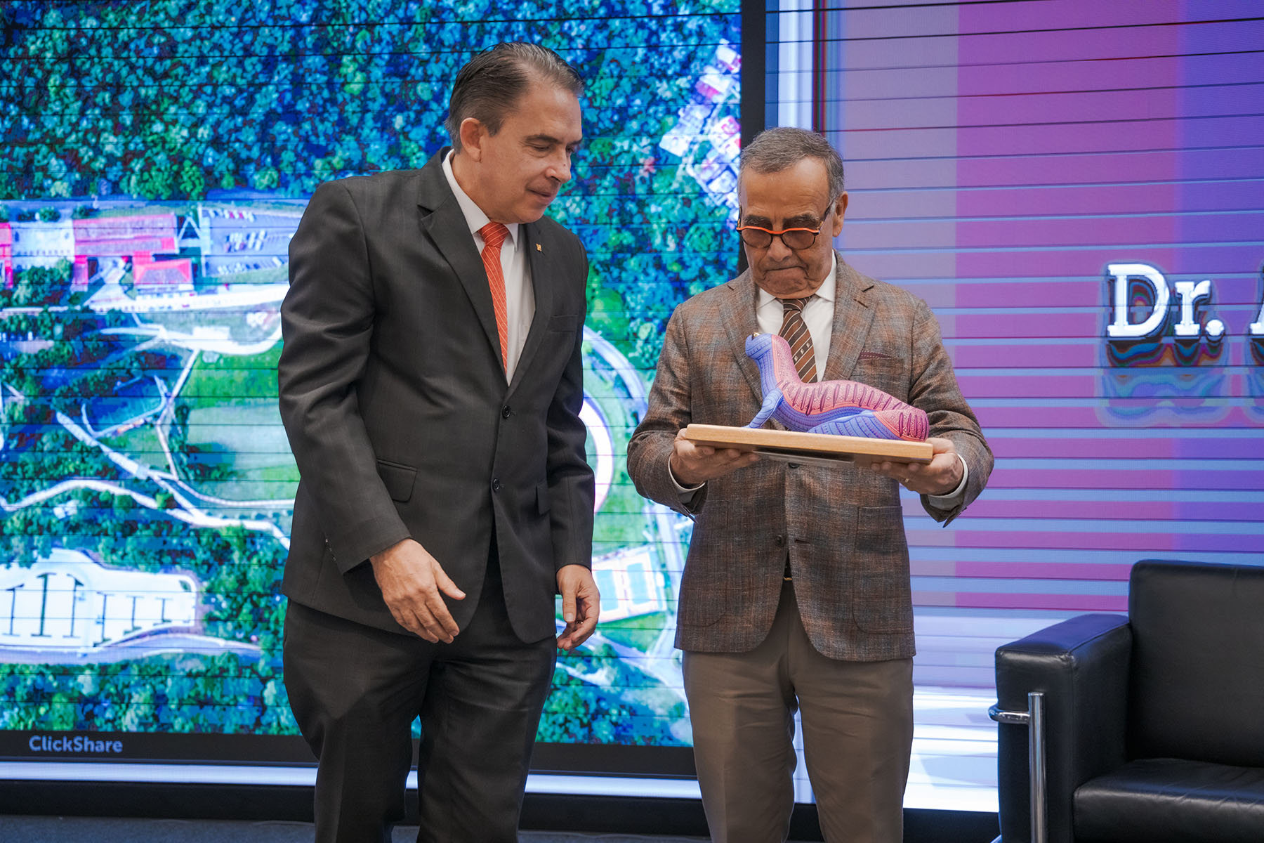 56 / 82 - Homenaje al Dr. Alfredo Chedraui Obeso, Presidente Fundador y Vitalicio de Nuestra