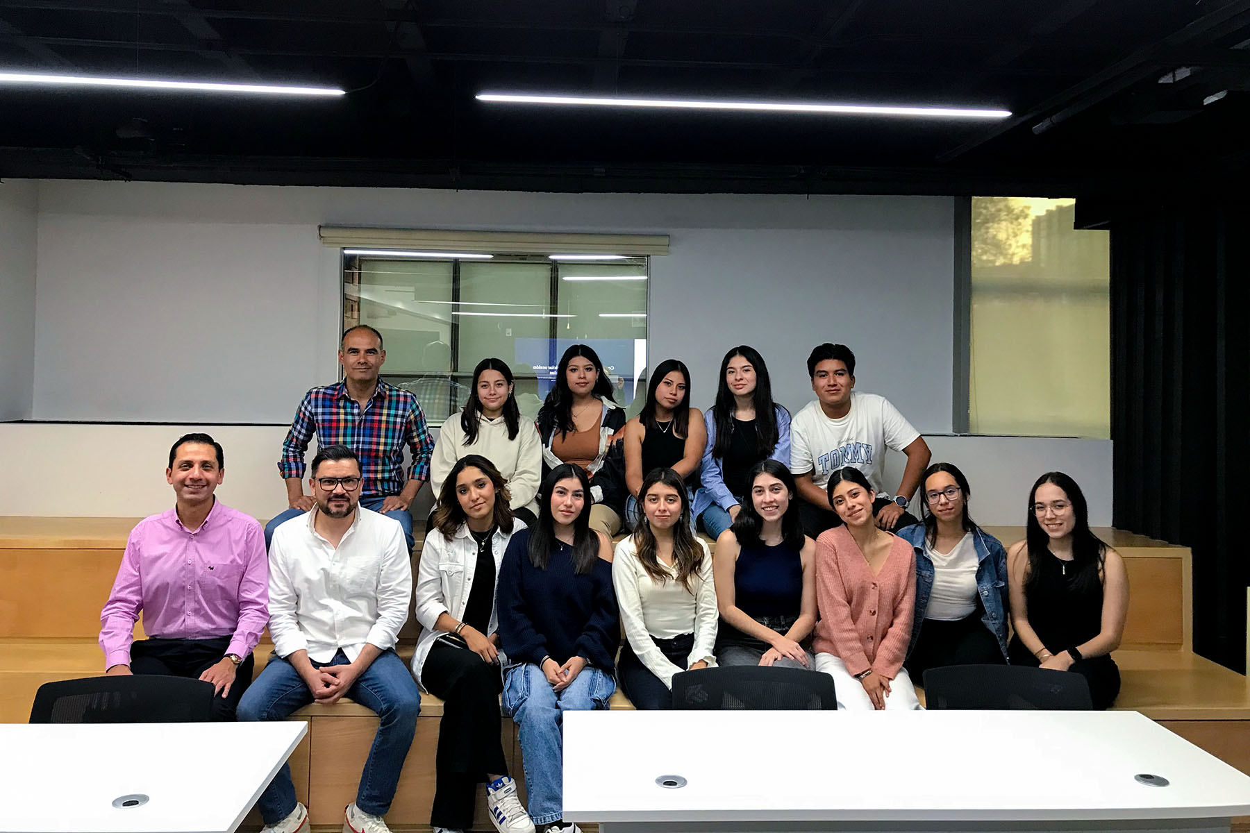 2 / 4 - Visita a IAB, Nielsen y Kantar por Estudiantes de Mercadotecnia Estratégica 2 / 4 - Visita a IAB, Nielsen y Kantar por Estudiantes de Mercadotecnia Estratégica