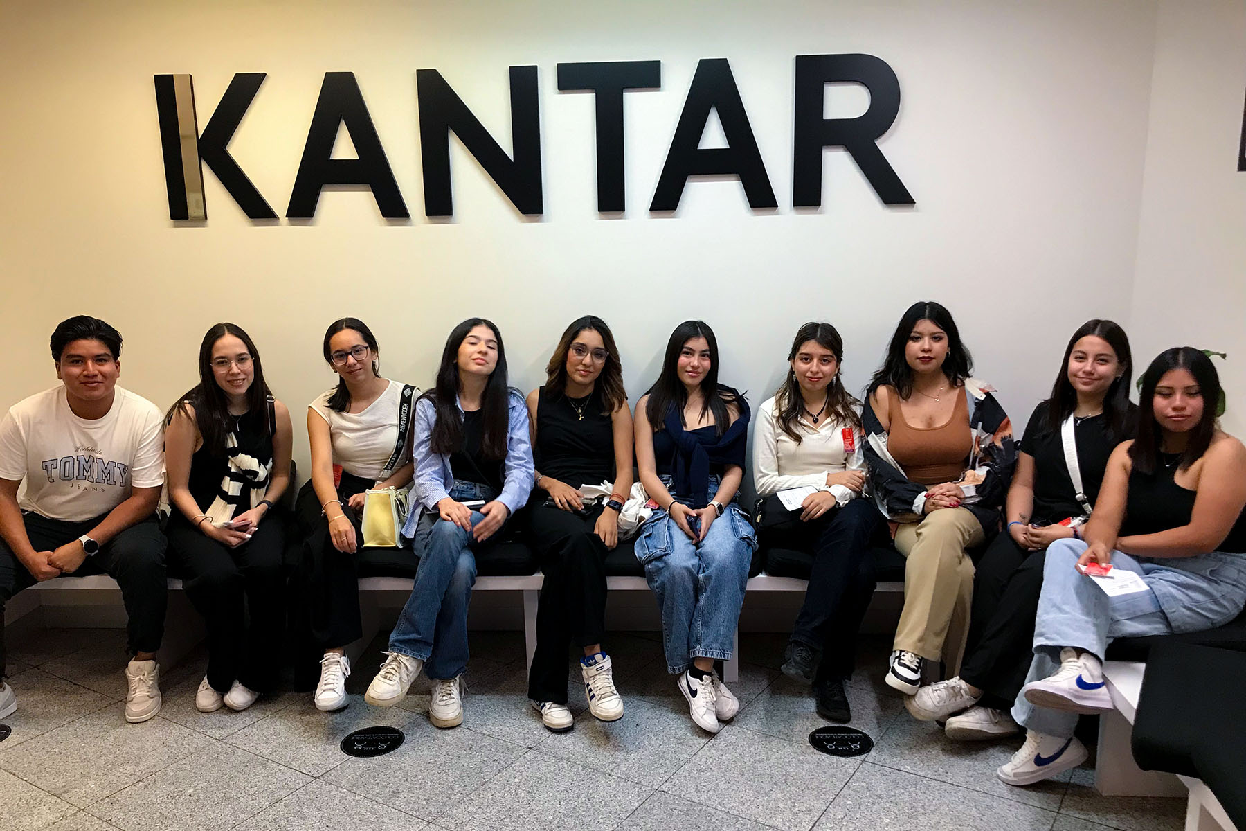 3 / 4 - Visita a IAB, Nielsen y Kantar por Estudiantes de Mercadotecnia Estratégica 3 / 4 - Visita a IAB, Nielsen y Kantar por Estudiantes de Mercadotecnia Estratégica
