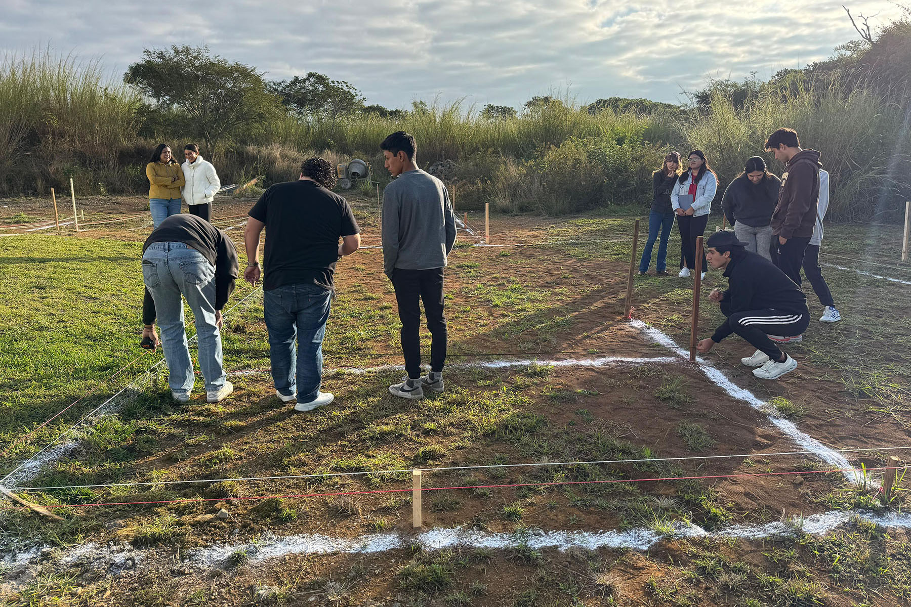 1 / 13 - Formación en Acción: Estudiantes Aplican Técnicas de Trazo y Nivelación en Campo 1 / 13 - Formación en Acción: Estudiantes Aplican Técnicas de Trazo y Nivelación en Campo