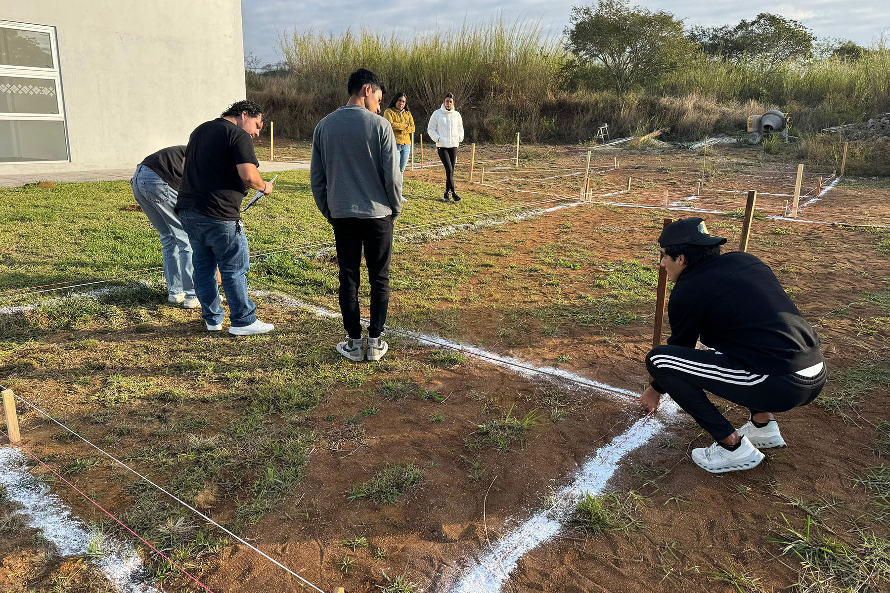 3 / 13 - Formación en Acción: Estudiantes Aplican Técnicas de Trazo y Nivelación en Campo 3 / 13 - Formación en Acción: Estudiantes Aplican Técnicas de Trazo y Nivelación en Campo