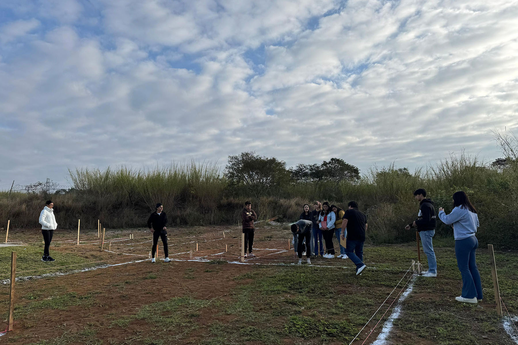 4 / 13 - Formación en Acción: Estudiantes Aplican Técnicas de Trazo y Nivelación en Campo 4 / 13 - Formación en Acción: Estudiantes Aplican Técnicas de Trazo y Nivelación en Campo