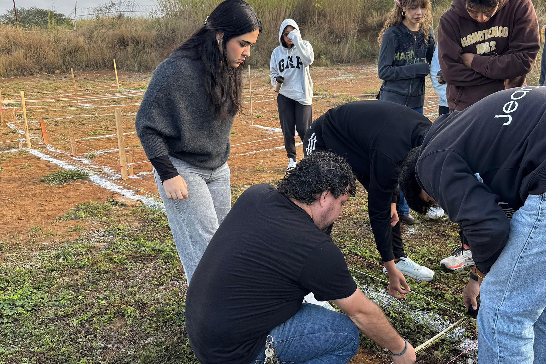 5 / 13 - Formación en Acción: Estudiantes Aplican Técnicas de Trazo y Nivelación en Campo 5 / 13 - Formación en Acción: Estudiantes Aplican Técnicas de Trazo y Nivelación en Campo
