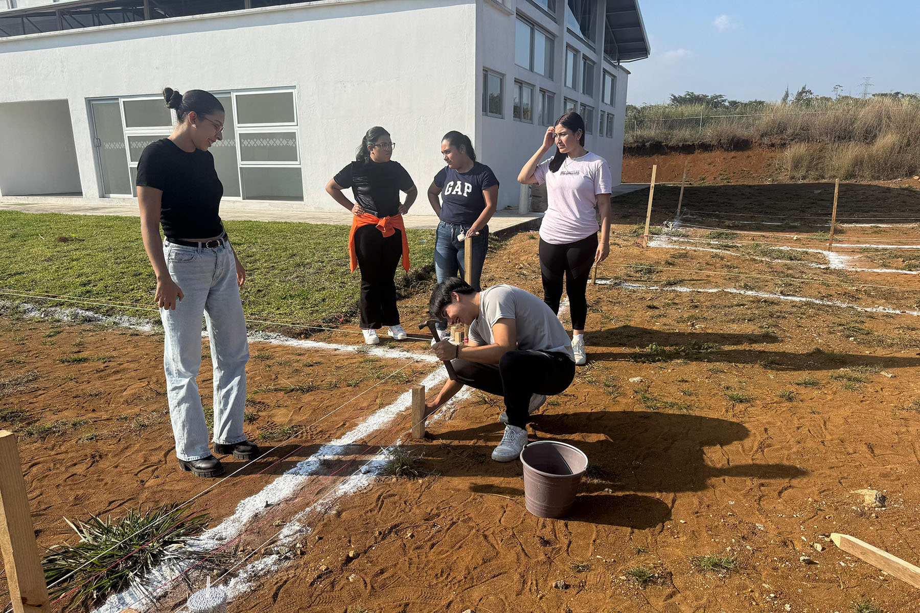 7 / 13 - Formación en Acción: Estudiantes Aplican Técnicas de Trazo y Nivelación en Campo 7 / 13 - Formación en Acción: Estudiantes Aplican Técnicas de Trazo y Nivelación en Campo