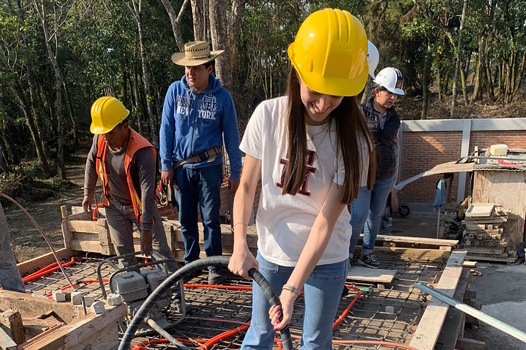3 / 5 - Inmersión Temprana en Obra: Estudiantes Refuerzan su Formación Práctica 3 / 5 - Inmersión Temprana en Obra: Estudiantes Refuerzan su Formación Práctica