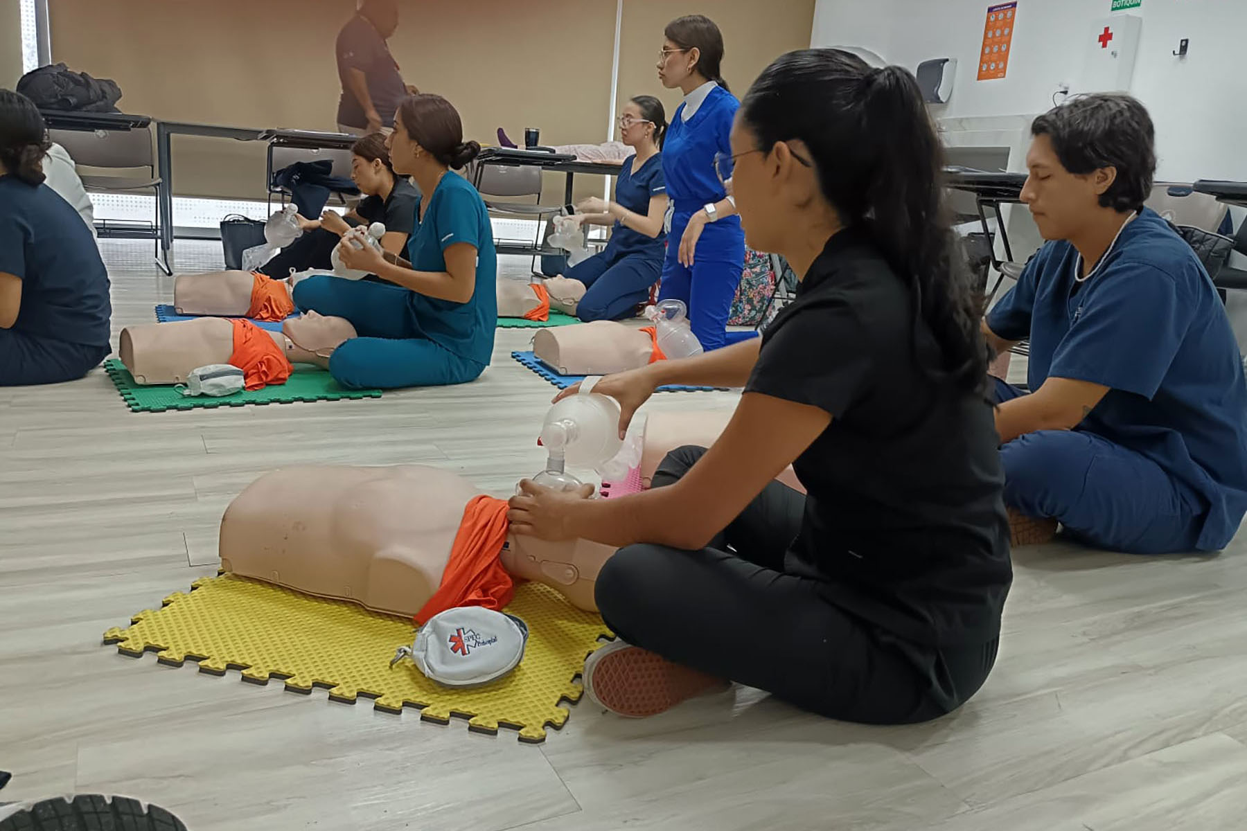 1 / 8 - Curso de Certificación Basic Life Support y Advanced Cardiovascular Life Support 1 / 8 - Curso de Certificación Basic Life Support y Advanced Cardiovascular Life Support