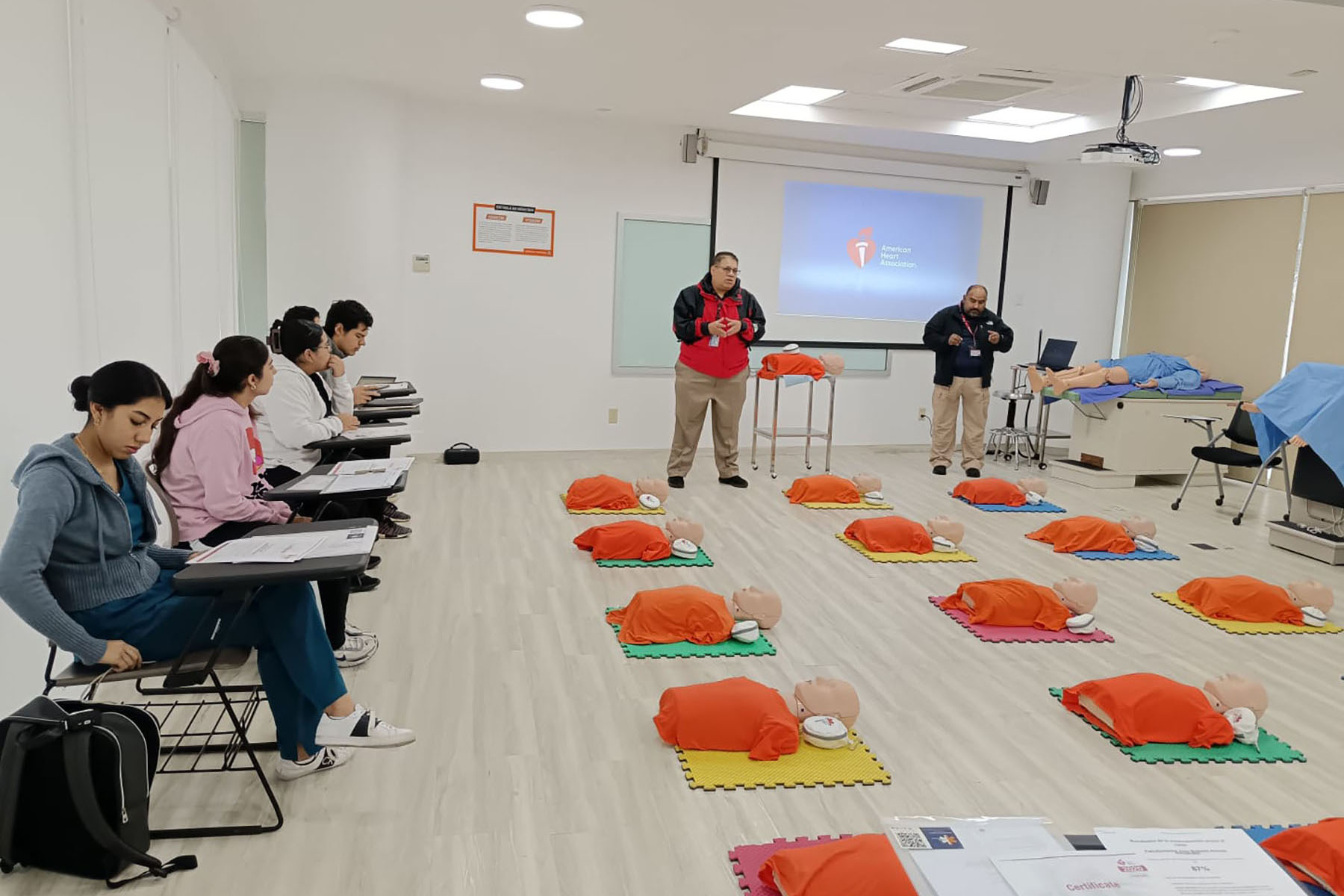 3 / 8 - Curso de Certificación Basic Life Support y Advanced Cardiovascular Life Support 3 / 8 - Curso de Certificación Basic Life Support y Advanced Cardiovascular Life Support