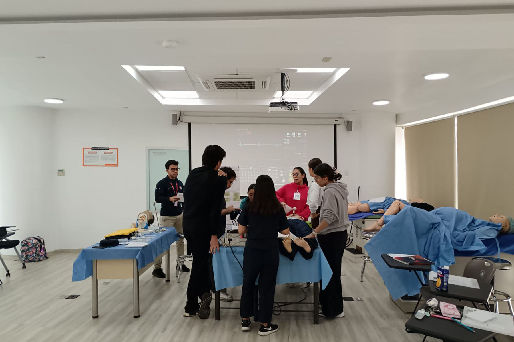 6 / 8 - Curso de Certificación Basic Life Support y Advanced Cardiovascular Life Support 6 / 8 - Curso de Certificación Basic Life Support y Advanced Cardiovascular Life Support