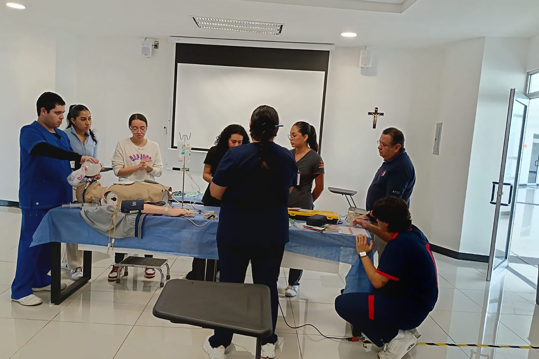 7 / 8 - Curso de Certificación Basic Life Support y Advanced Cardiovascular Life Support 7 / 8 - Curso de Certificación Basic Life Support y Advanced Cardiovascular Life Support