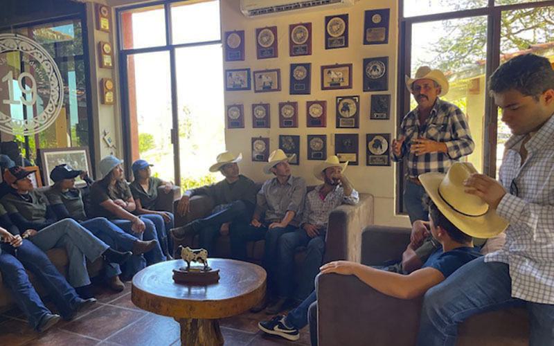 1 / 9 - Alumnos Visitan el Rancho Ganadero: El Redentor 19 1 / 9 - Alumnos Visitan el Rancho Ganadero: El Redentor 19