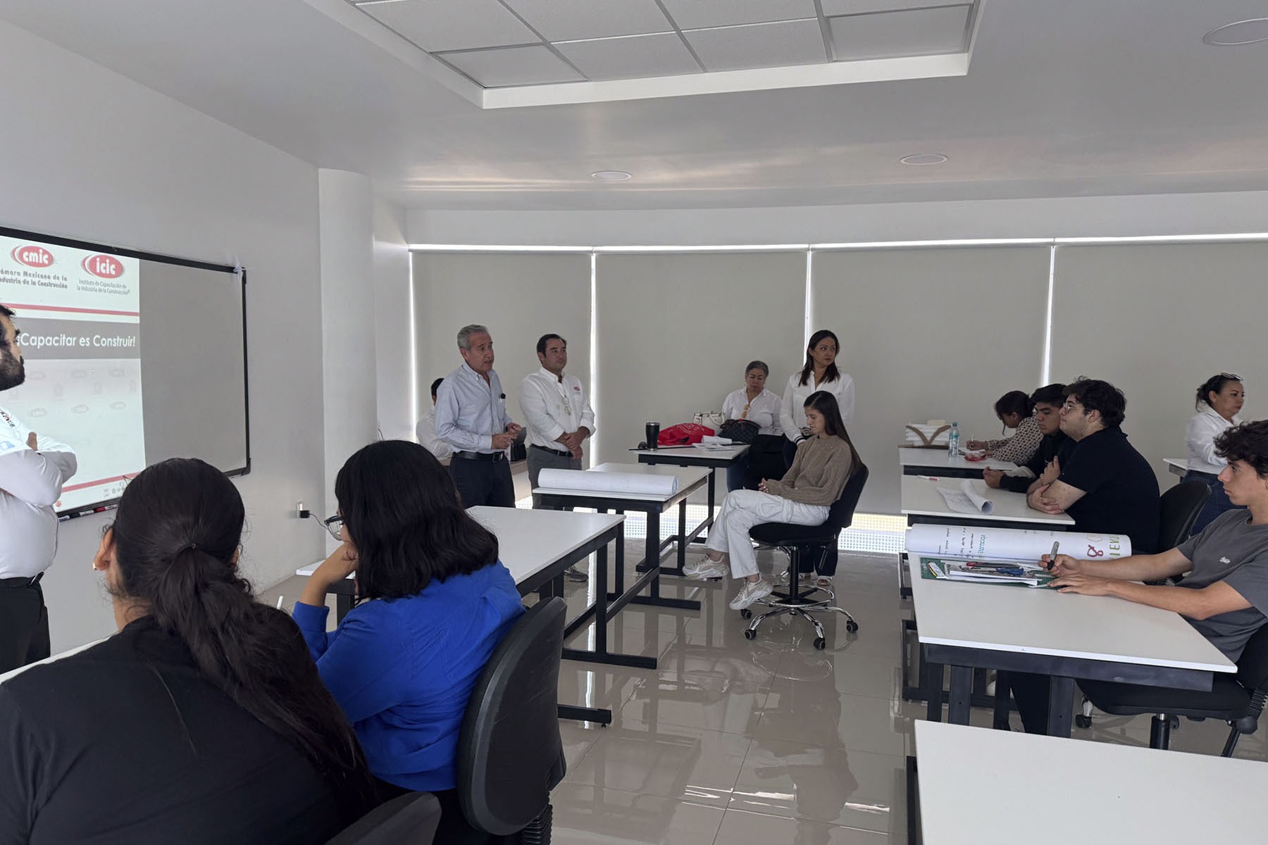 1 / 3 - Visita de la CMIC a la Escuela de Arquitectura Fortalece Vínculos con el Sector 1 / 3 - Visita de la CMIC a la Escuela de Arquitectura Fortalece Vínculos con el Sector