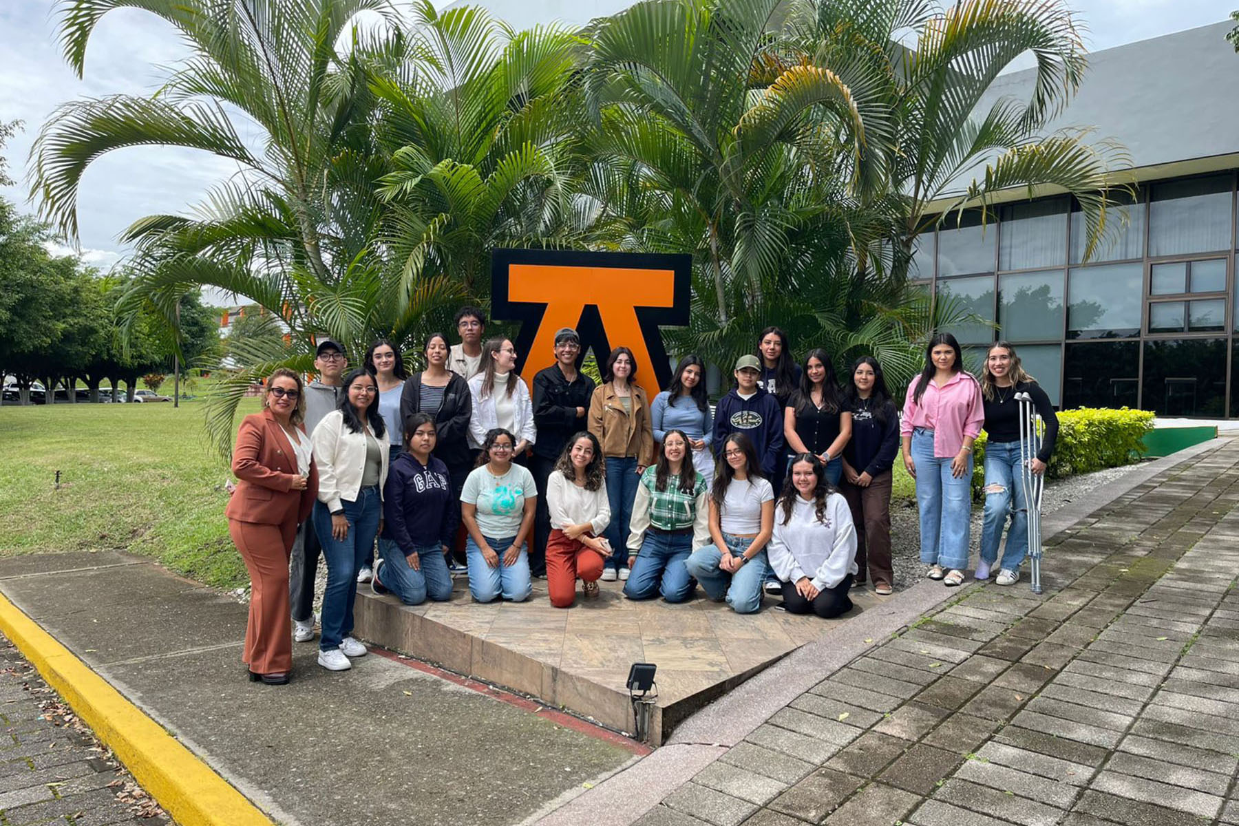 1 / 7 - Inspiración: Charla Entre Estudiantes y Consejo Consultivo de Diseño 1 / 7 - Inspiración: Charla Entre Estudiantes y Consejo Consultivo de Diseño