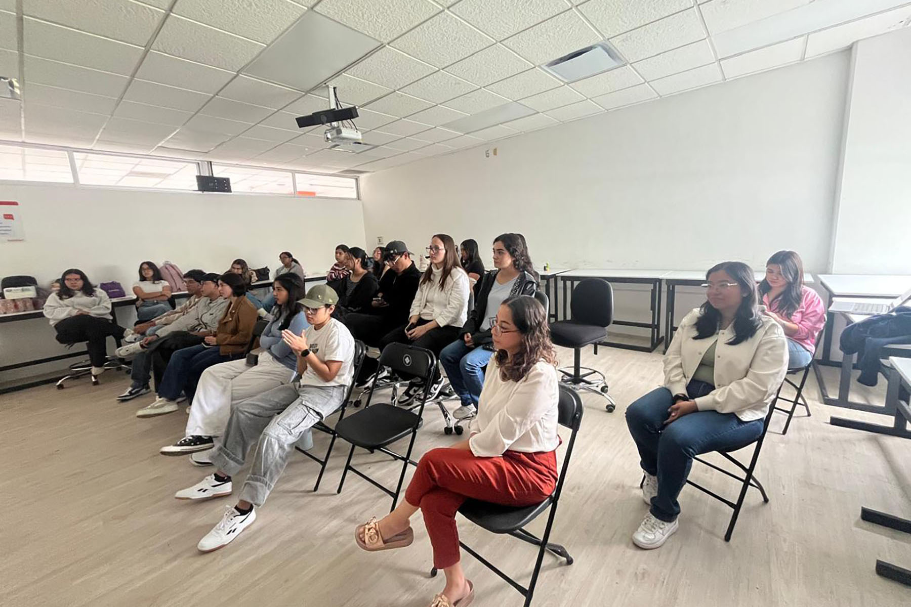 6 / 7 - Inspiración: Charla Entre Estudiantes y Consejo Consultivo de Diseño 6 / 7 - Inspiración: Charla Entre Estudiantes y Consejo Consultivo de Diseño