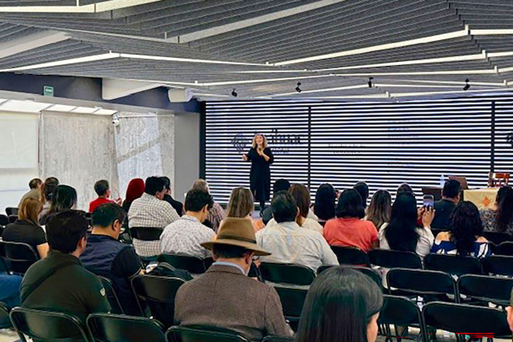 2 / 6 - Inteligencia Artificial Generativa: Potencializando el Marketing de PYMES y Emprendedores 2 / 6 - Inteligencia Artificial Generativa: Potencializando el Marketing de PYMES y Emprendedores