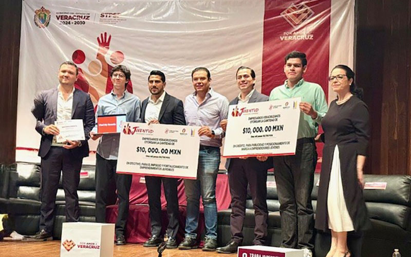 4 / 4 - Alumnos Anáhuac Ganan Premio de Emprendimiento 4 / 4 - Alumnos Anáhuac Ganan Premio de Emprendimiento