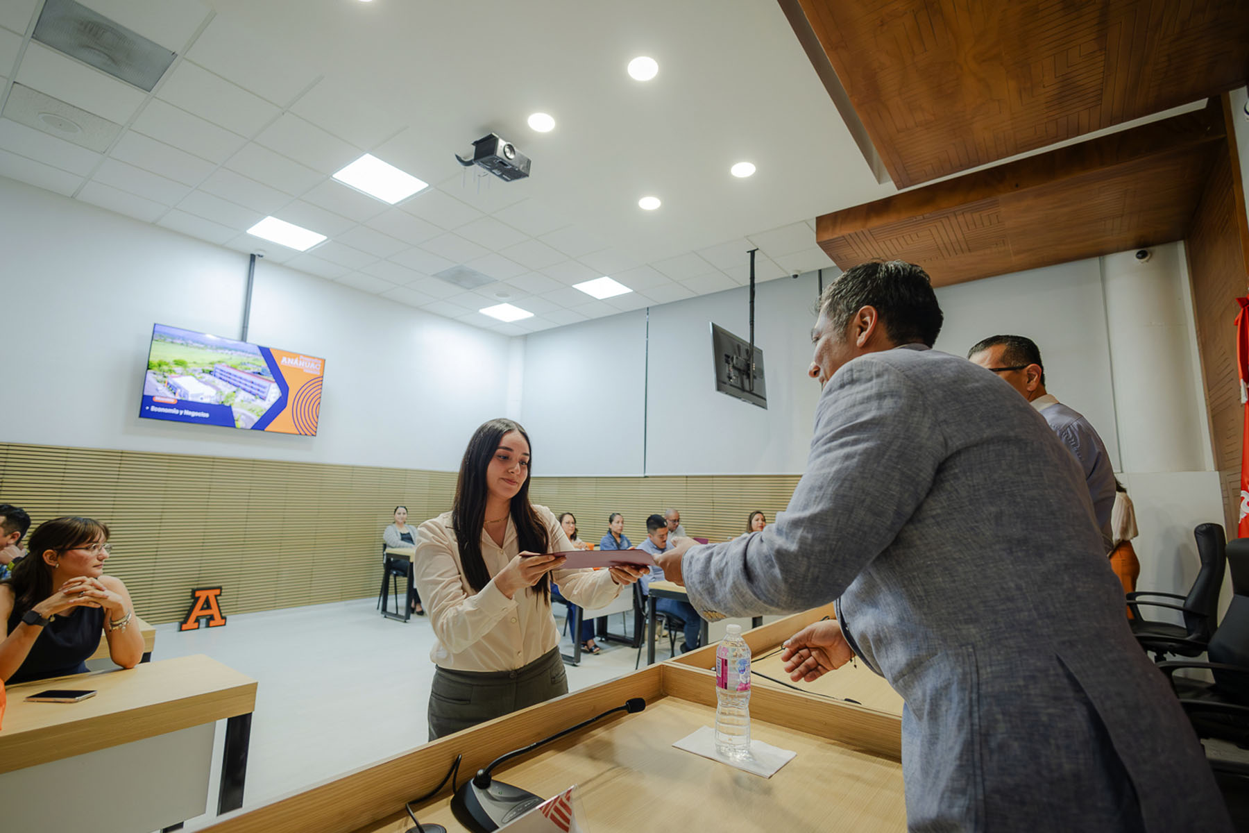 16 / 22 - Bienvenida de la Maestría en Economía y Negocios III 16 / 22 - Bienvenida de la Maestría en Economía y Negocios III