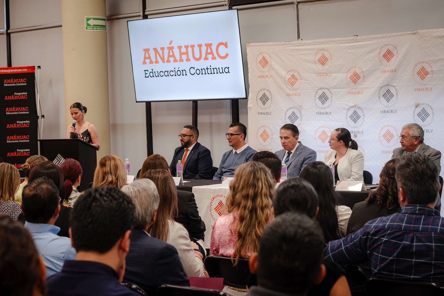 46 / 76 - Ceremonia de Clausura de Diplomados 46 / 76 - Ceremonia de Clausura de Diplomados