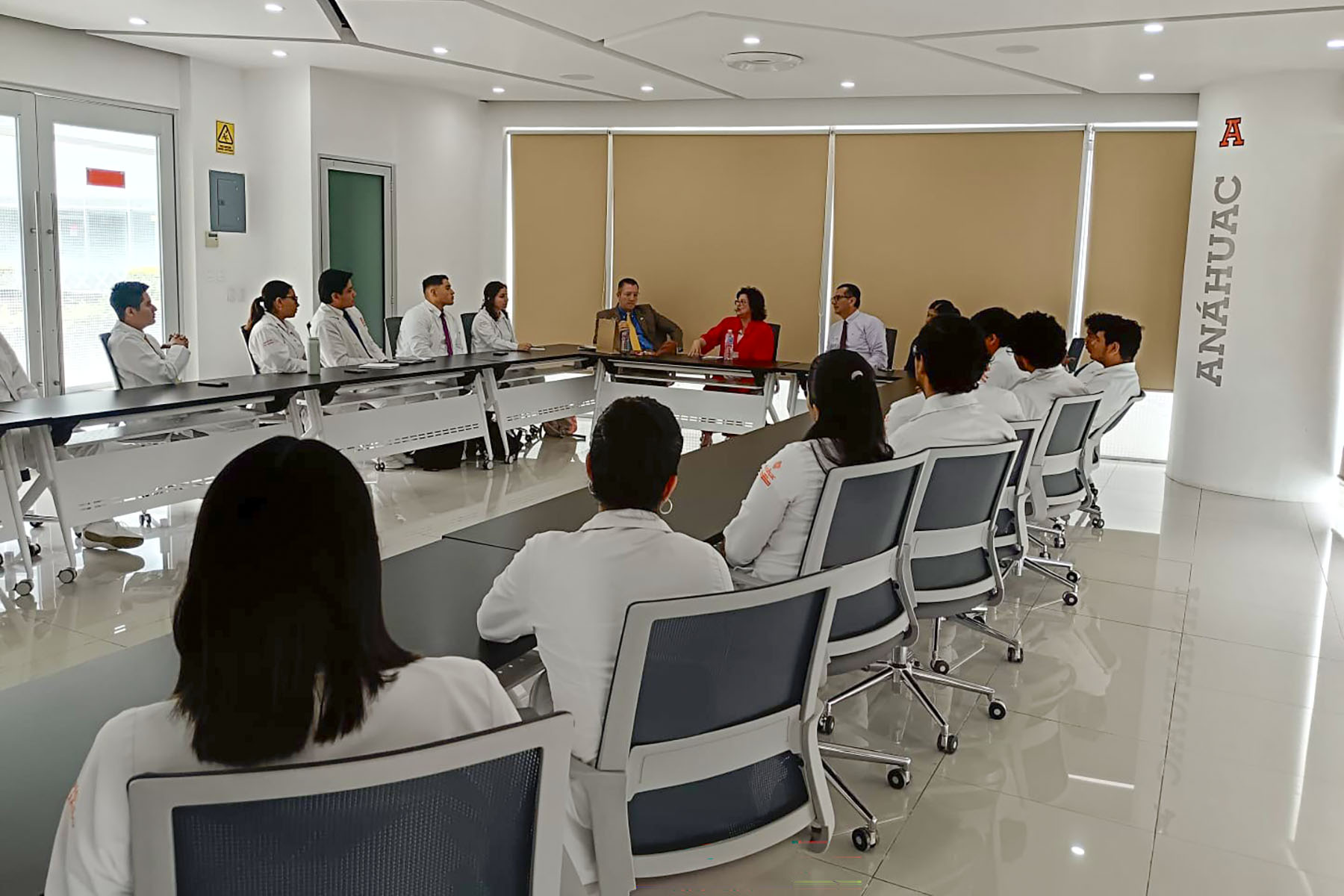 1 / 3 - Coffee Talk: Explorando Nuevos Horizontes en la Medicina 1 / 3 - Coffee Talk: Explorando Nuevos Horizontes en la Medicina