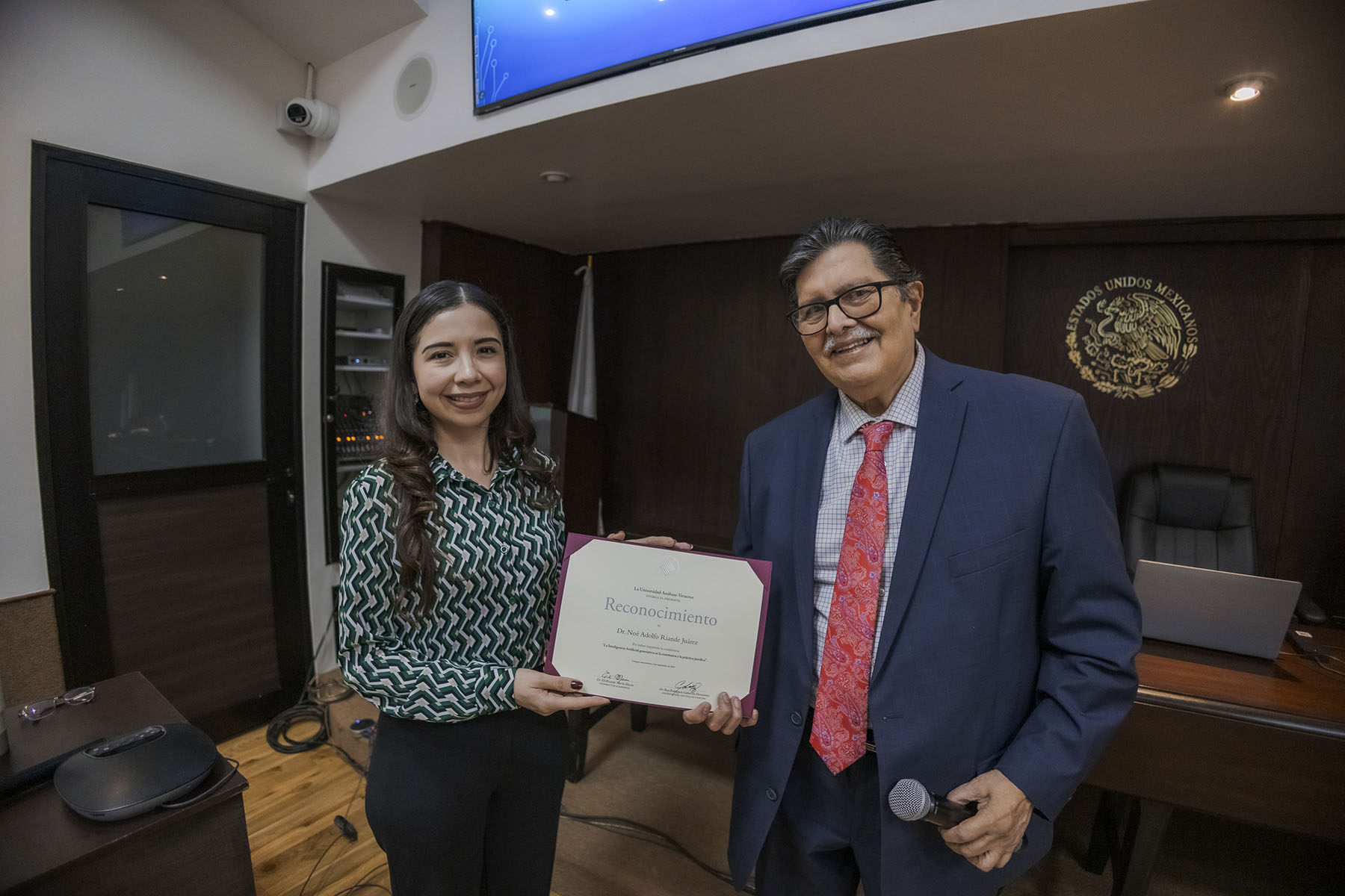 8 / 10 - Conferencia: La Inteligencia Artificial Generativa en la Enseñanza y la Práctica 8 / 10 - Conferencia: La Inteligencia Artificial Generativa en la Enseñanza y la Práctica