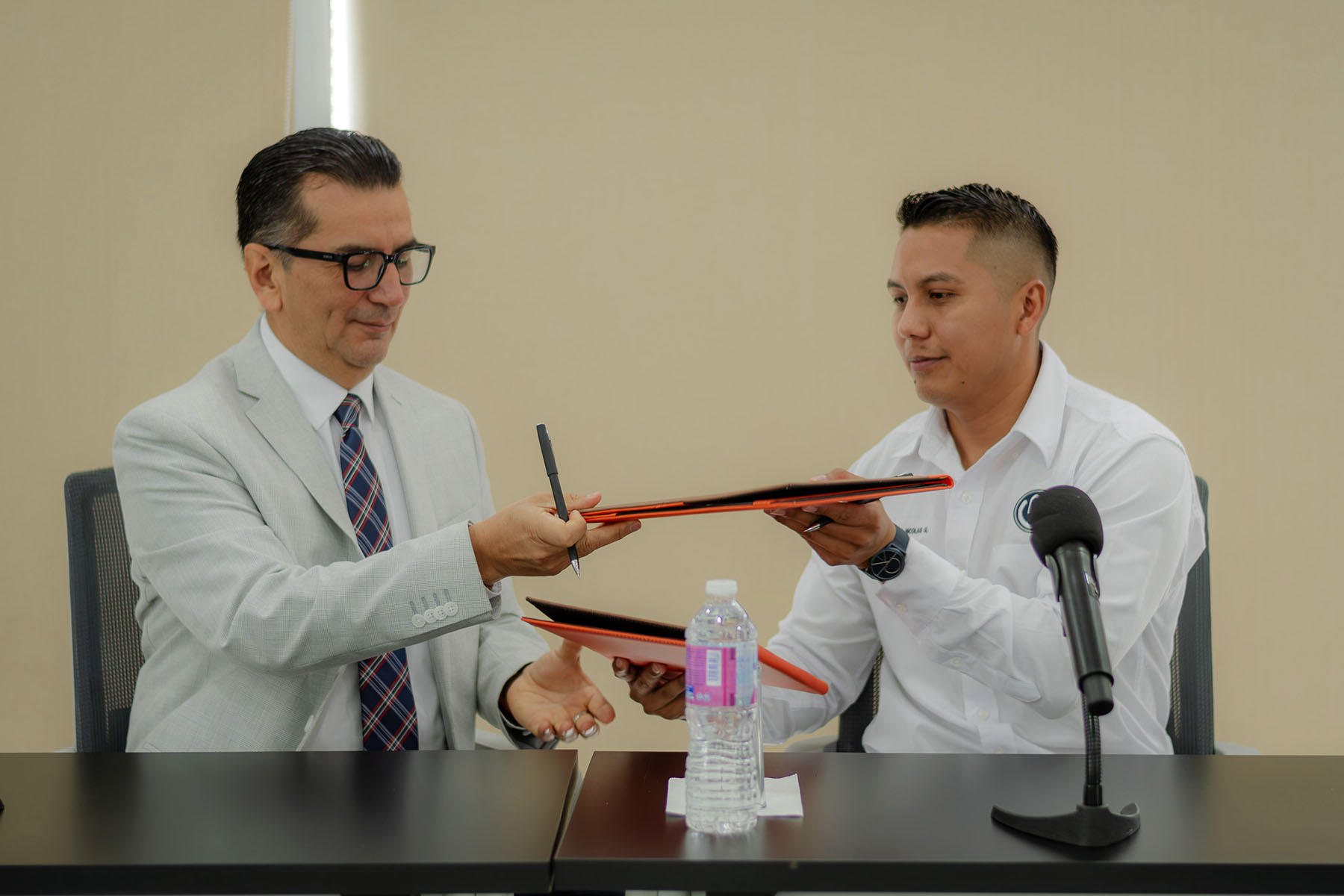 6 / 10 - Firma de Convenio con Nicolás Center Elite 6 / 10 - Firma de Convenio con Nicolás Center Elite