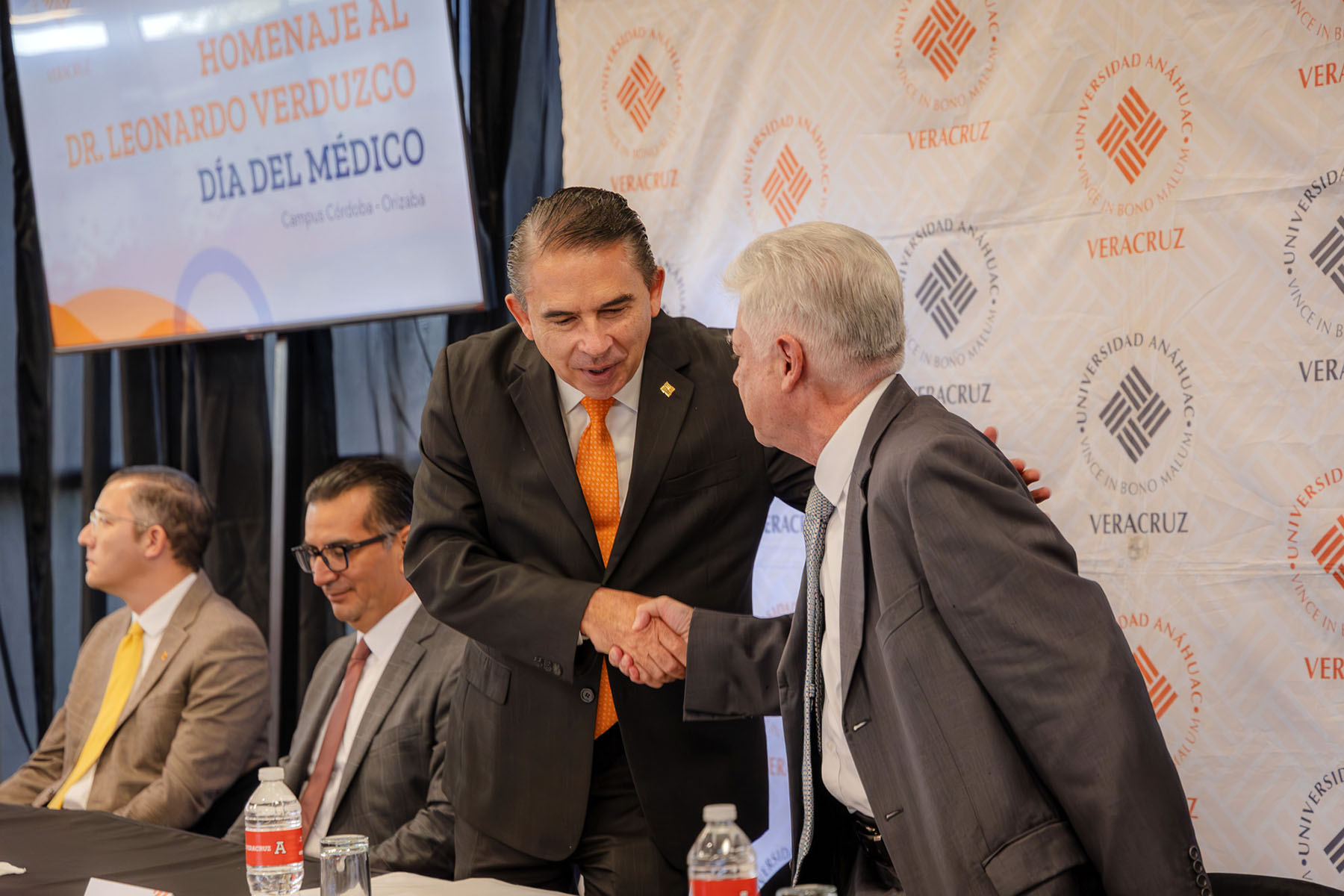 10 / 40 - Homenaje al Dr. Leonardo Verduzco Rodríguez en el Marco del Día del Médico 10 / 40 - Homenaje al Dr. Leonardo Verduzco Rodríguez en el Marco del Día del Médico