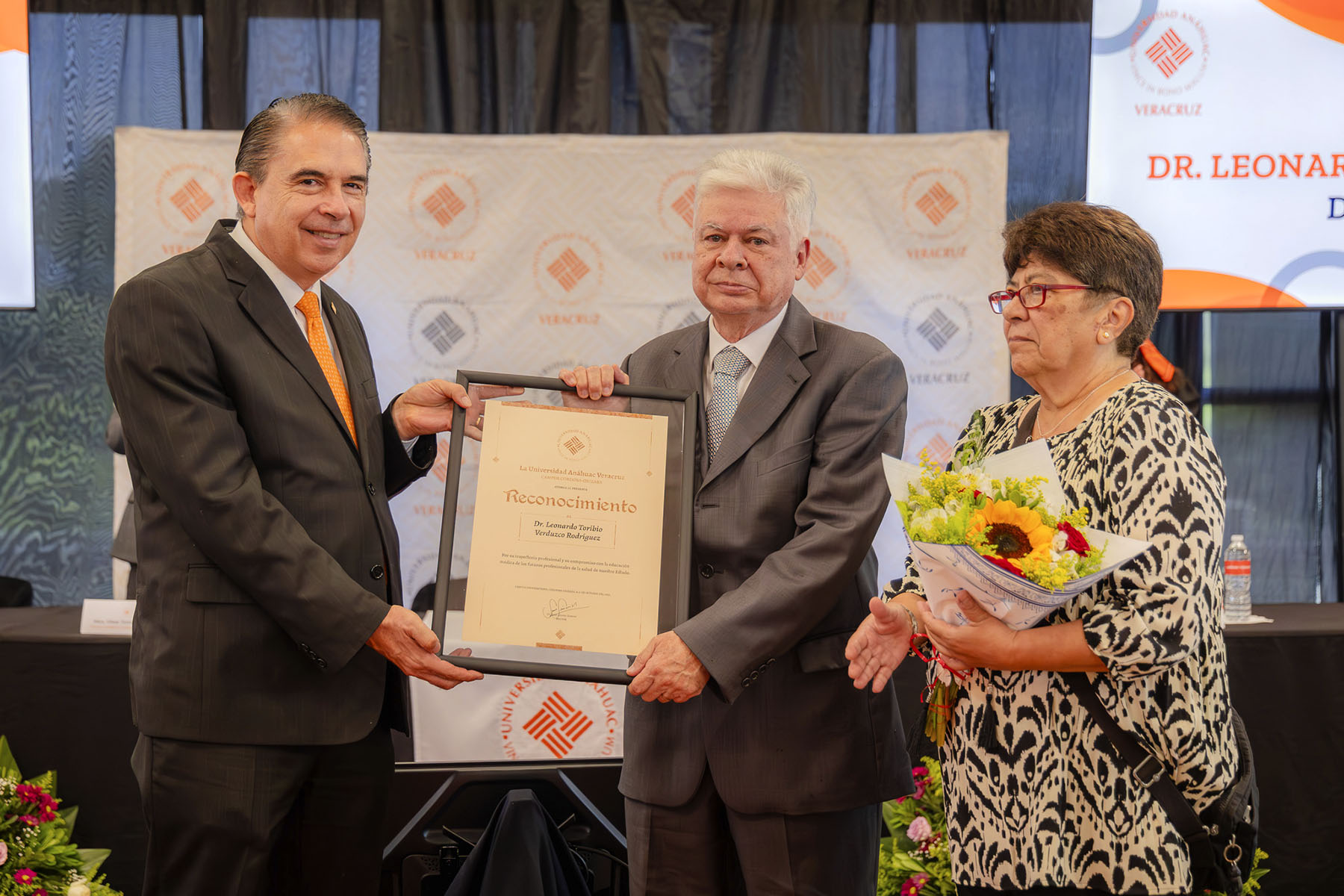 21 / 40 - Homenaje al Dr. Leonardo Verduzco Rodríguez en el Marco del Día del Médico 21 / 40 - Homenaje al Dr. Leonardo Verduzco Rodríguez en el Marco del Día del Médico