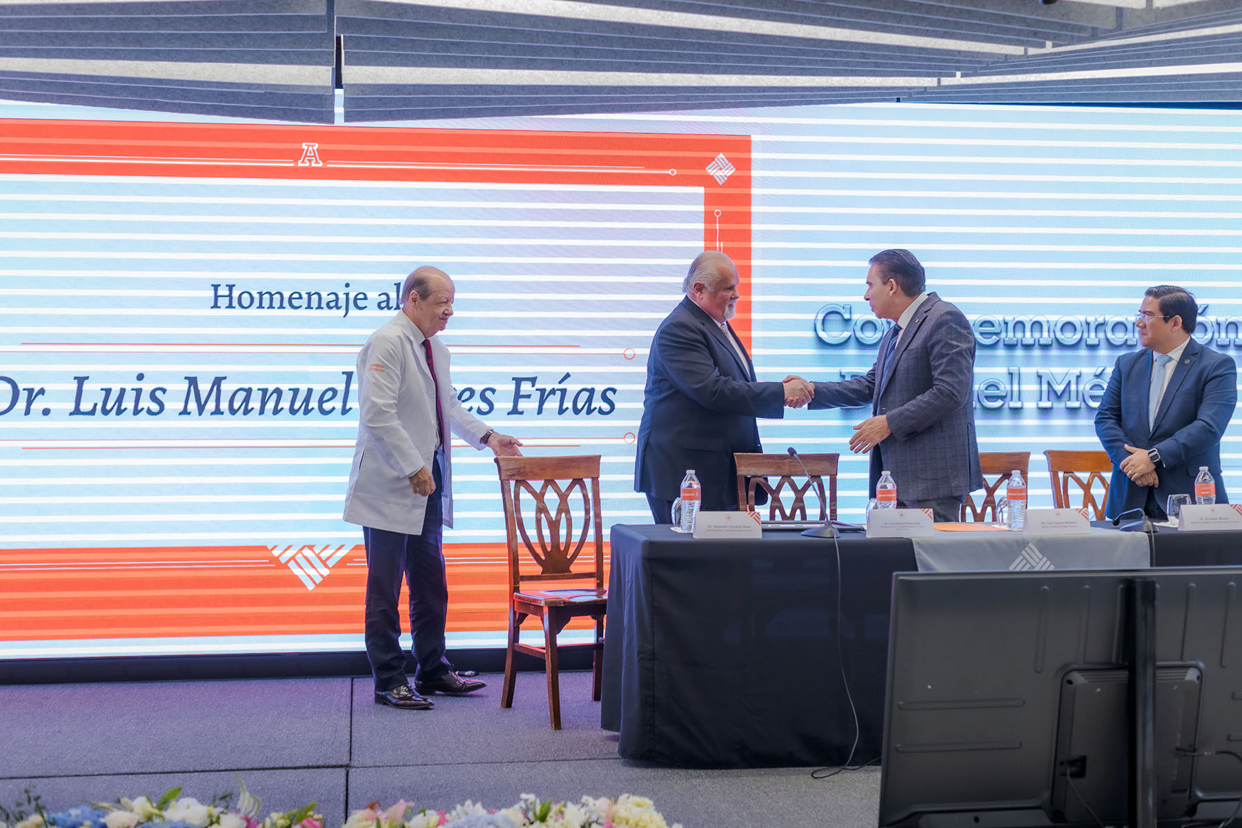 19 / 22 - Homenaje al Dr. Luis Manuel Flores Frías en el Marco del Día del Médico 19 / 22 - Homenaje al Dr. Luis Manuel Flores Frías en el Marco del Día del Médico