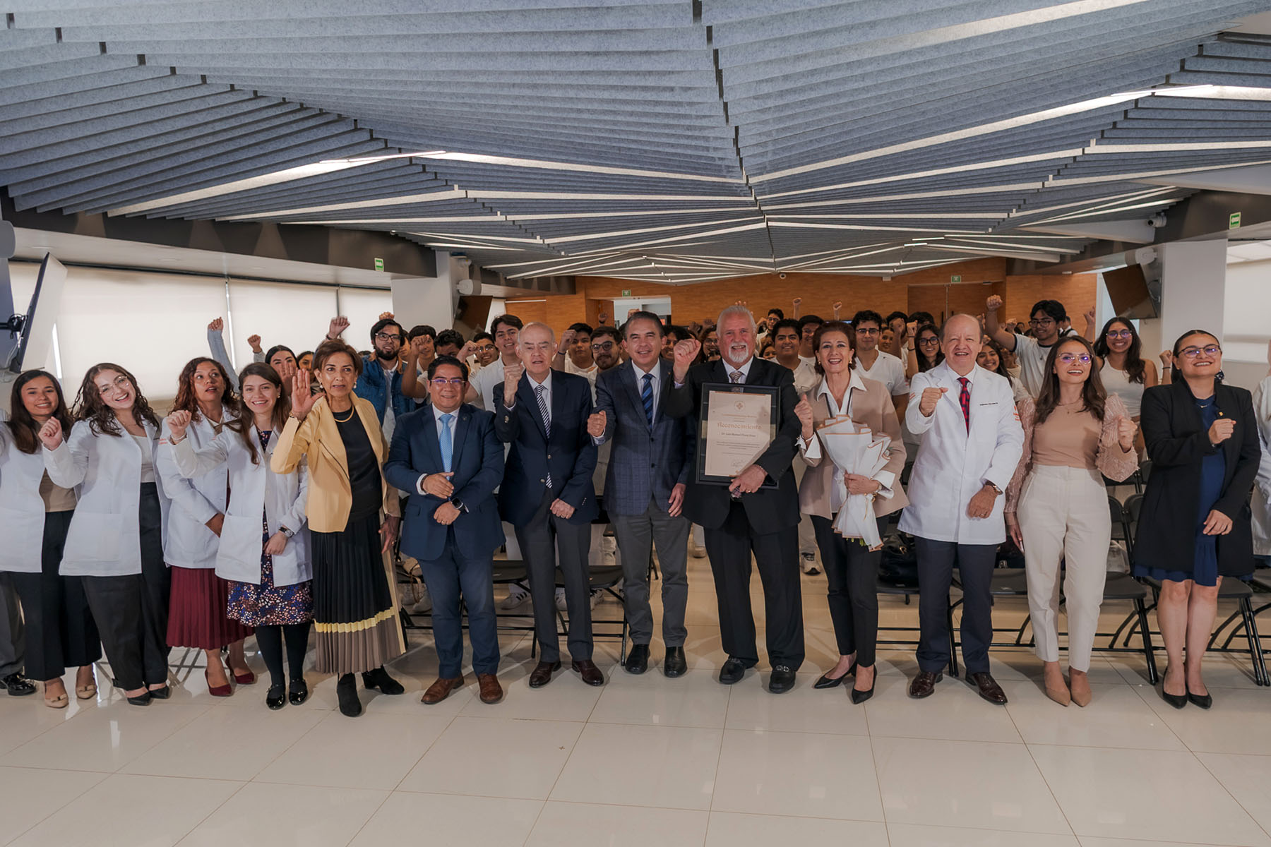 21 / 22 - Homenaje al Dr. Luis Manuel Flores Frías en el Marco del Día del Médico 21 / 22 - Homenaje al Dr. Luis Manuel Flores Frías en el Marco del Día del Médico