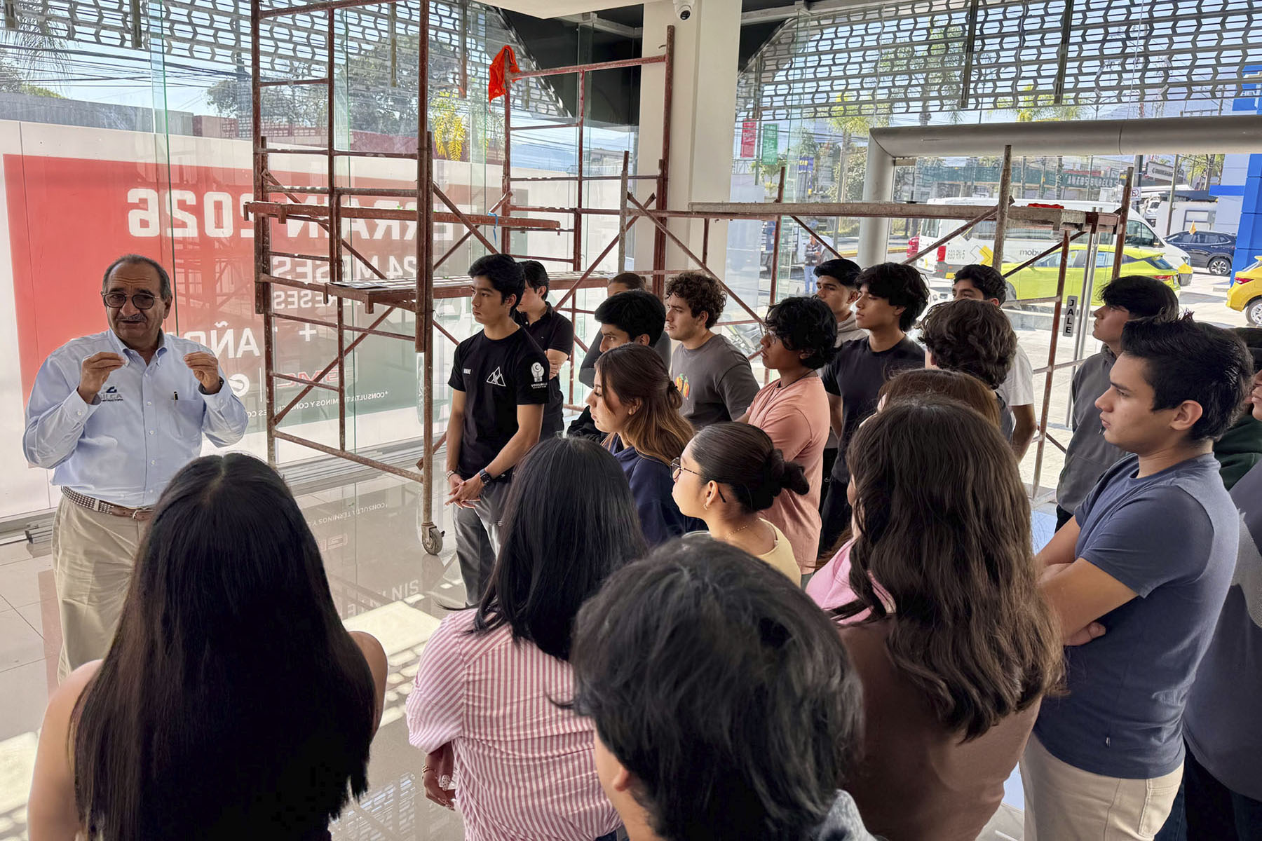 2 / 8 - Alumnos de Arquitectura Visitan las Agencias Buick y Chevrolet en Orizaba 2 / 8 - Alumnos de Arquitectura Visitan las Agencias Buick y Chevrolet en Orizaba