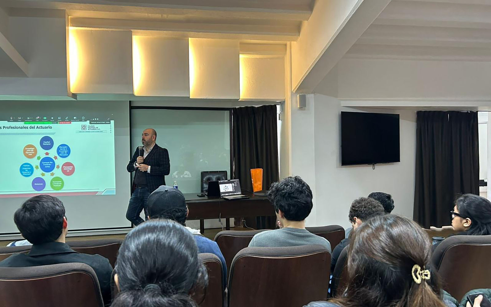 4 / 7 - Conferencia: Un Acercamiento al Colegio Nacional de Actuarios y al Quehacer Profesional 4 / 7 - Conferencia: Un Acercamiento al Colegio Nacional de Actuarios y al Quehacer Profesional