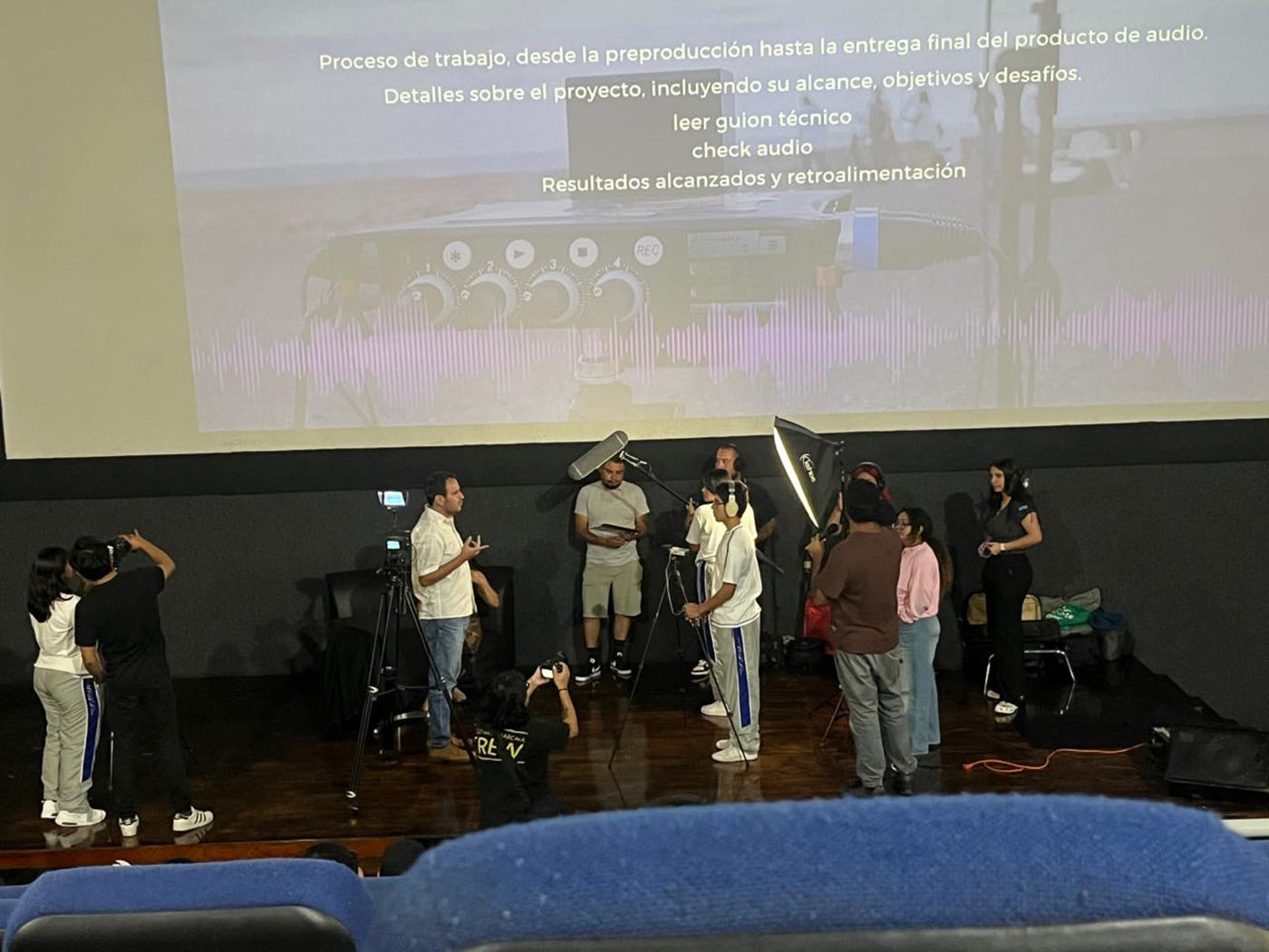 5 / 9 - Alumnos de Diseño Multimedia en el Festival Internacional de Cine de Orizaba 5 / 9 - Alumnos de Diseño Multimedia en el Festival Internacional de Cine de Orizaba