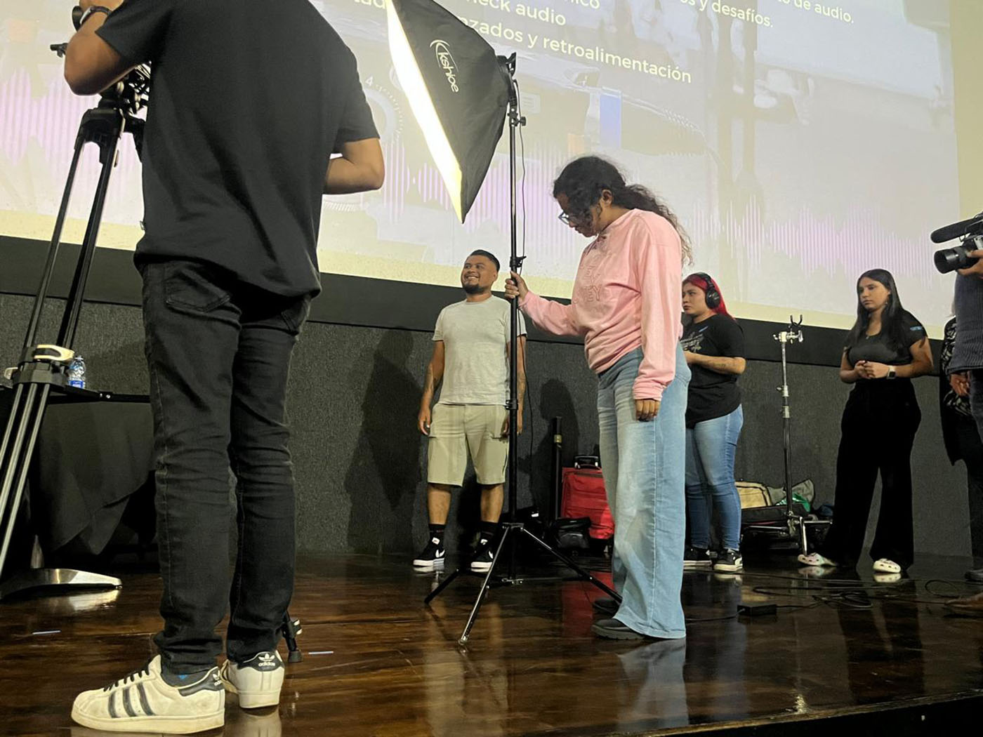 7 / 9 - Alumnos de Diseño Multimedia en el Festival Internacional de Cine de Orizaba 7 / 9 - Alumnos de Diseño Multimedia en el Festival Internacional de Cine de Orizaba