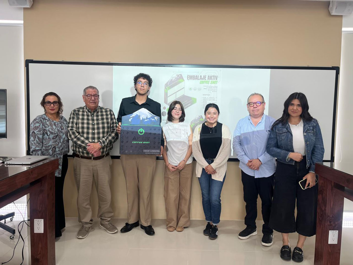 2 / 10 - Desarrollo de Embalaje: Alumnos de Diseño Industrial Colaboran con Empresario 2 / 10 - Desarrollo de Embalaje: Alumnos de Diseño Industrial Colaboran con Empresario