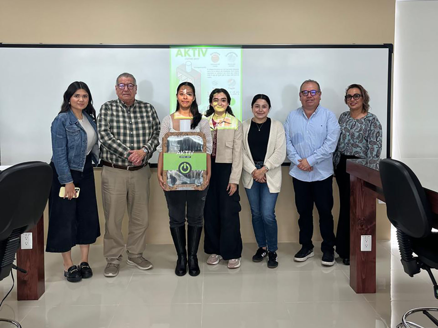 5 / 10 - Desarrollo de Embalaje: Alumnos de Diseño Industrial Colaboran con Empresario 5 / 10 - Desarrollo de Embalaje: Alumnos de Diseño Industrial Colaboran con Empresario