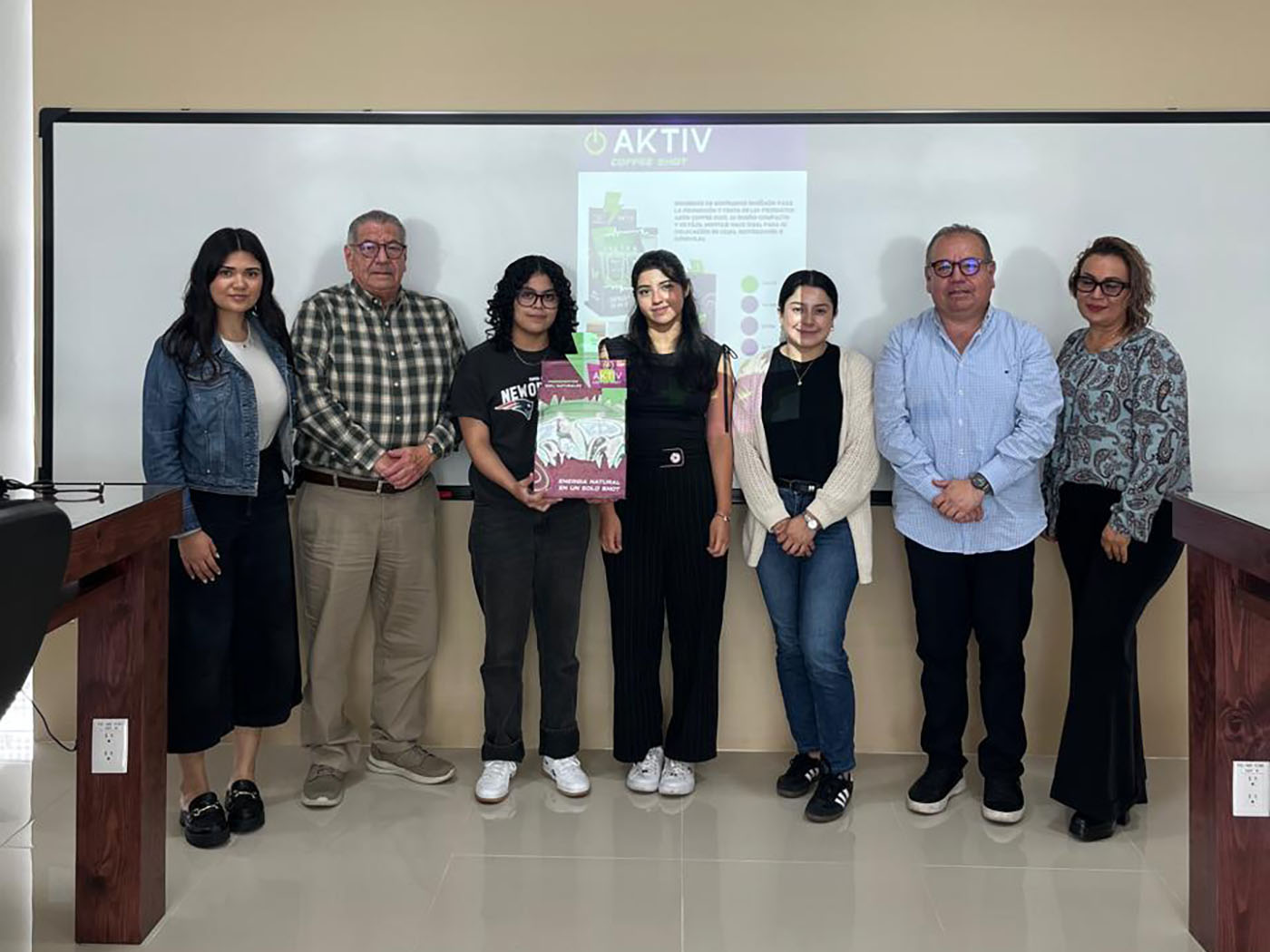 8 / 10 - Desarrollo de Embalaje: Alumnos de Diseño Industrial Colaboran con Empresario 8 / 10 - Desarrollo de Embalaje: Alumnos de Diseño Industrial Colaboran con Empresario