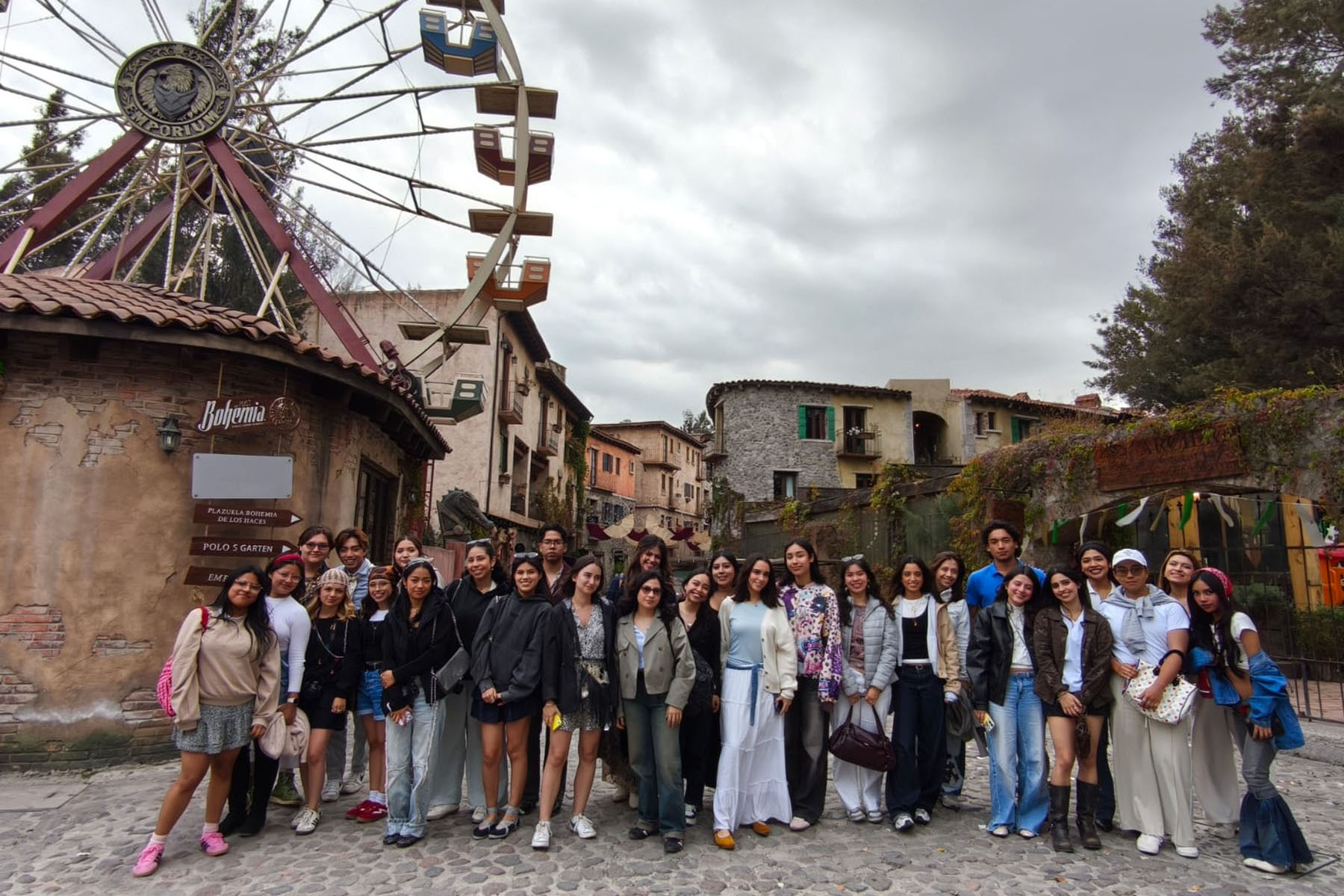 2 / 10 - Estudiantes de Diseño de Moda Fortalecen su Formación Profesional en EXINTEX 2 / 10 - Estudiantes de Diseño de Moda Fortalecen su Formación Profesional en EXINTEX