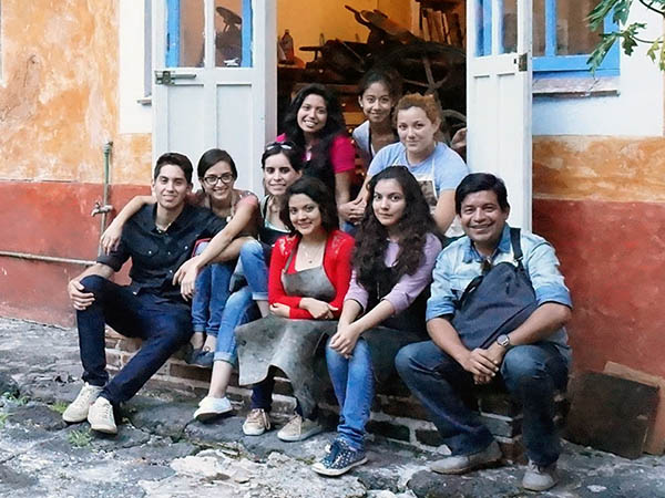 Alumnos de Diseño Gráfico visitan La Ceiba Gráfica