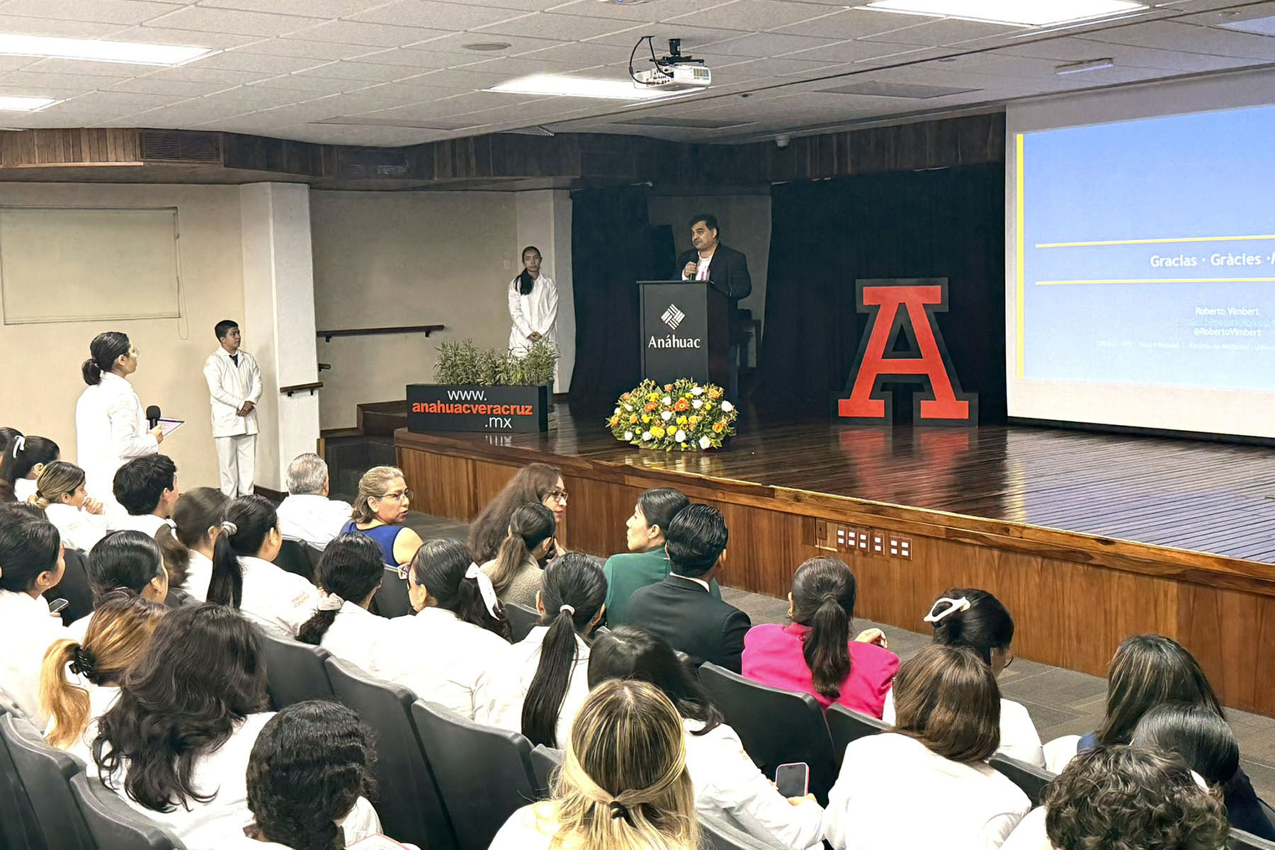 8 / 10 - III Concurso de Carteles de Terapéutica Farmacológica de la Escuela de Medicina 8 / 10 - III Concurso de Carteles de Terapéutica Farmacológica de la Escuela de Medicina