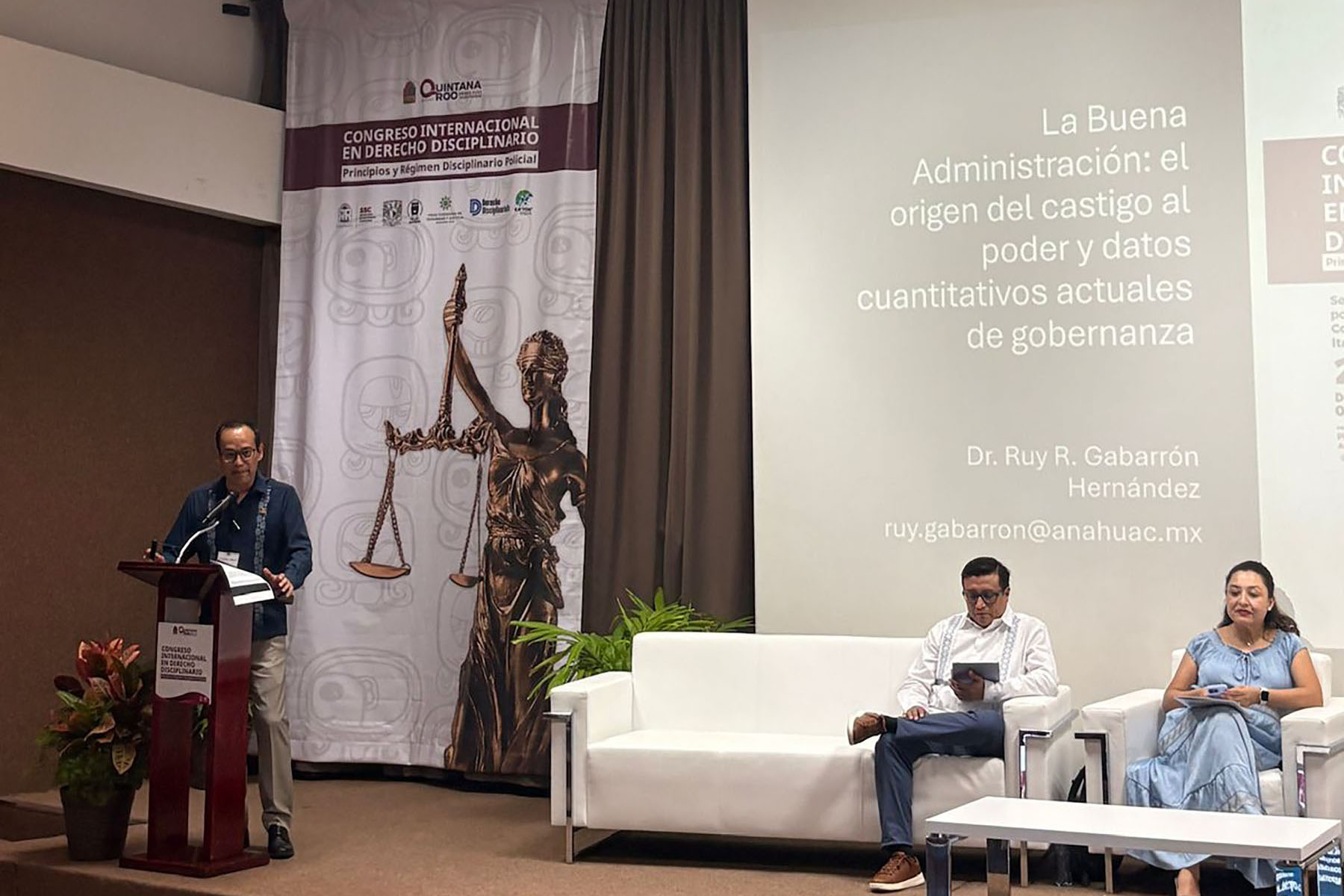 3 / 4 - Alumnos Asisten a Congreso de Derecho Disciplinario en Cancún 3 / 4 - Alumnos Asisten a Congreso de Derecho Disciplinario en Cancún