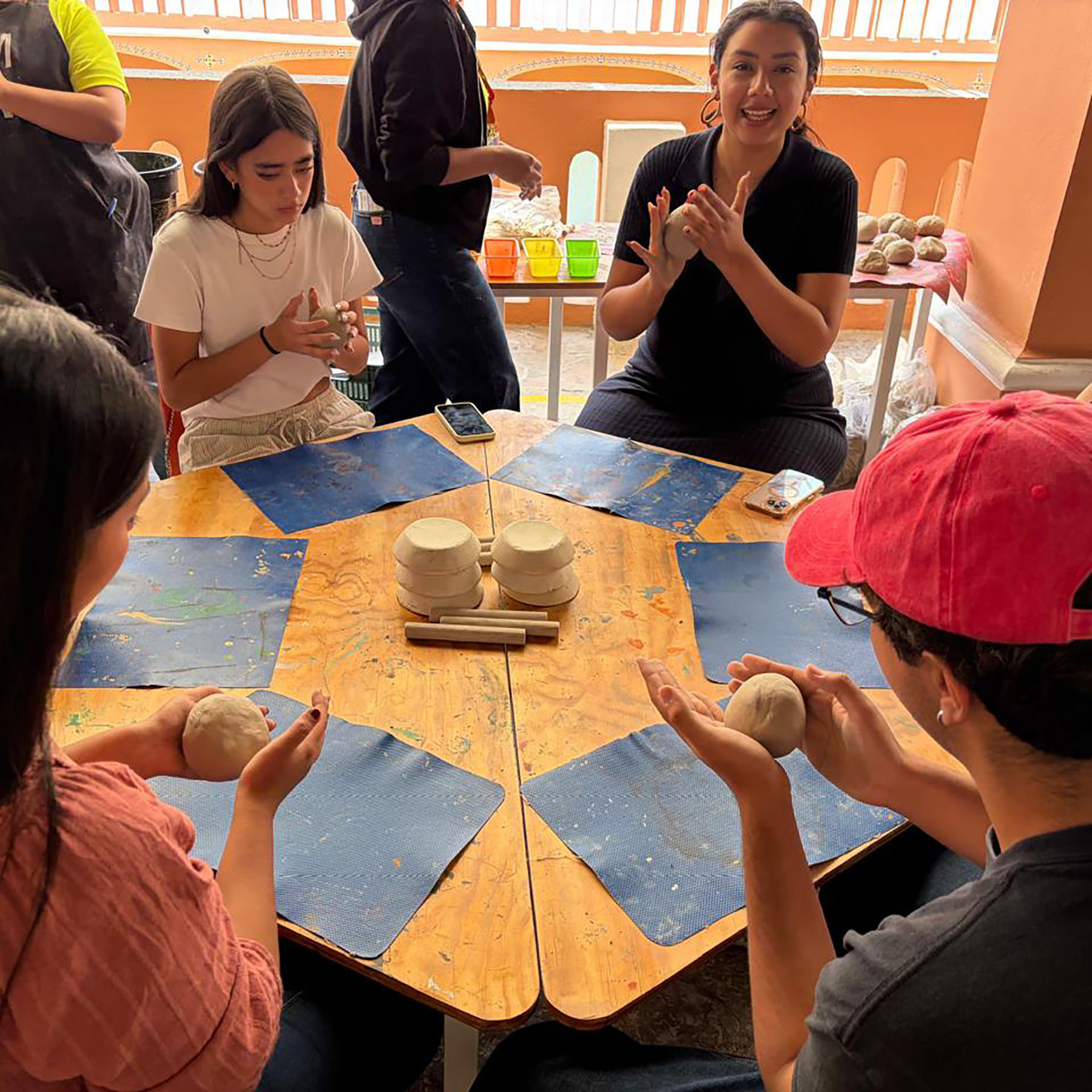 6 / 15 - Estudiantes de Diseño Experimentan el Taller de Cerámica en el Museo Amparo 6 / 15 - Estudiantes de Diseño Experimentan el Taller de Cerámica en el Museo Amparo