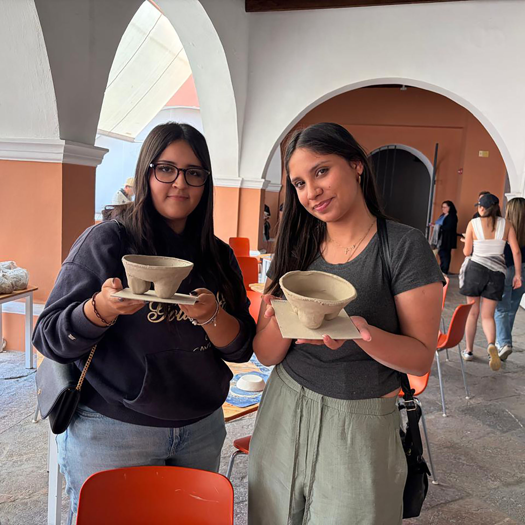 7 / 15 - Estudiantes de Diseño Experimentan el Taller de Cerámica en el Museo Amparo 7 / 15 - Estudiantes de Diseño Experimentan el Taller de Cerámica en el Museo Amparo